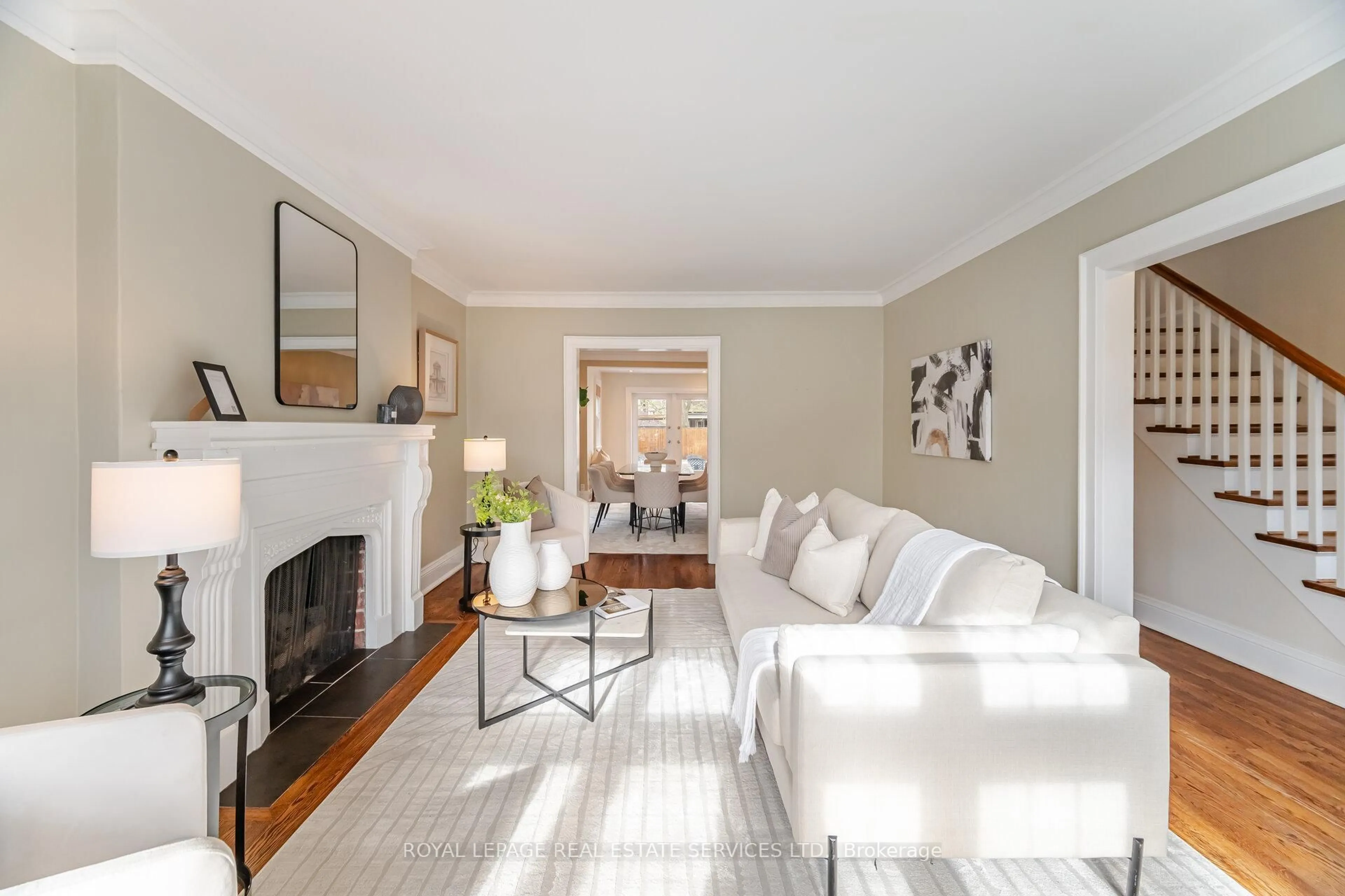 Living room with furniture, unknown for 33 Willingdon Blvd, Toronto Ontario M8X 2H3