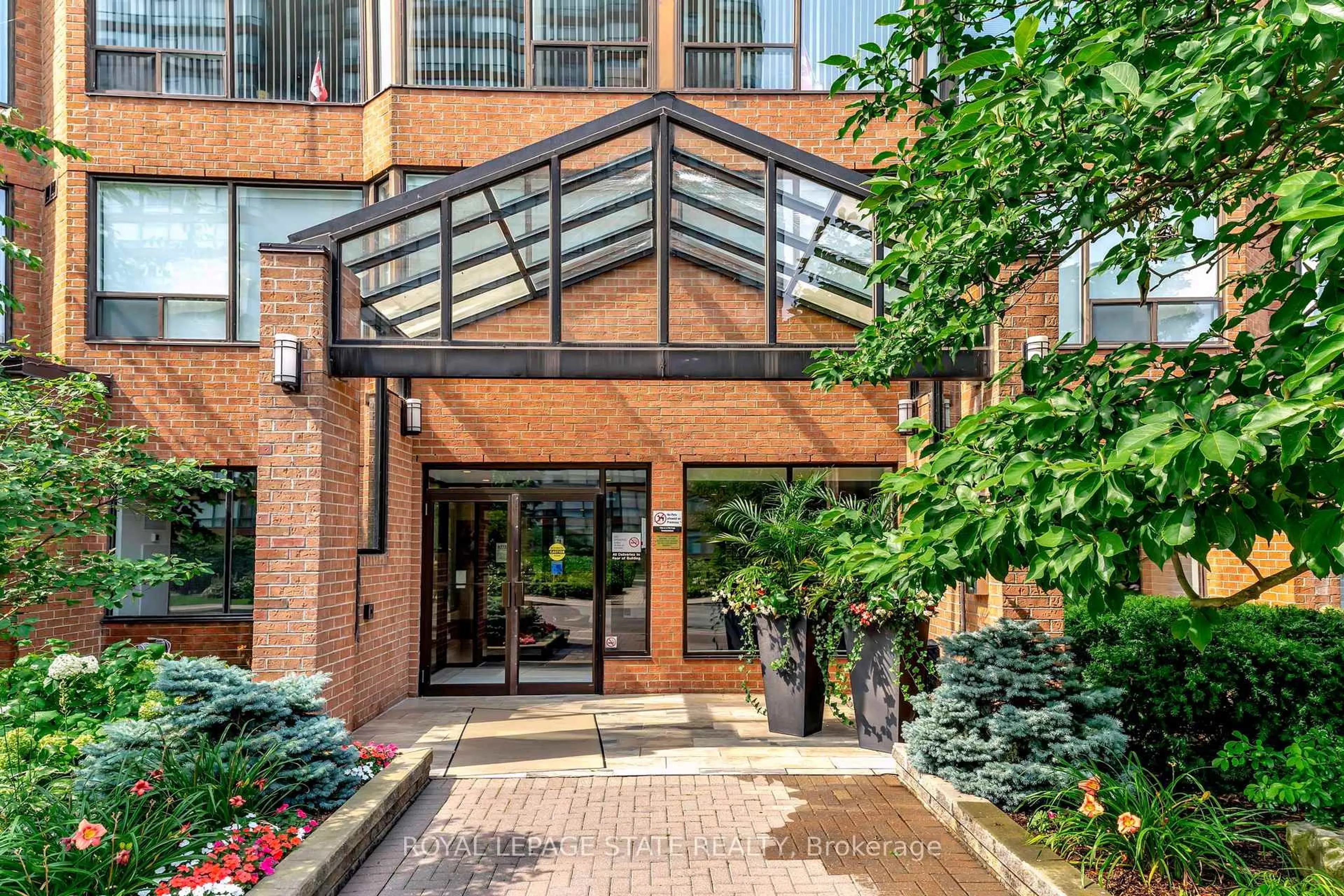 Indoor foyer for 1270 Maple Crossing Blvd #1610, Burlington Ontario L7S 2J3