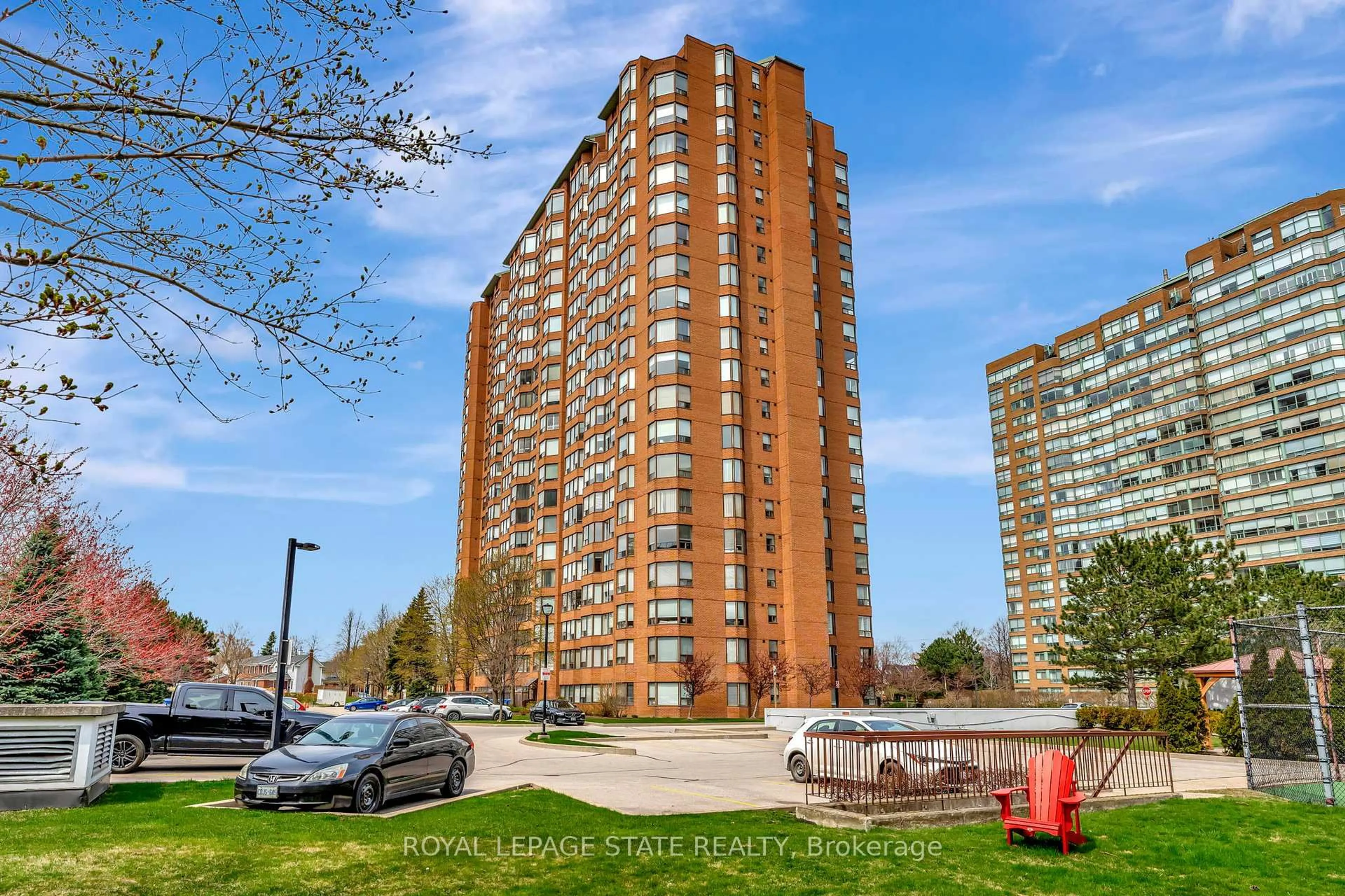 A pic from outside/outdoor area/front of a property/back of a property/a pic from drone, unknown for 1270 Maple Crossing Blvd #1610, Burlington Ontario L7S 2J3