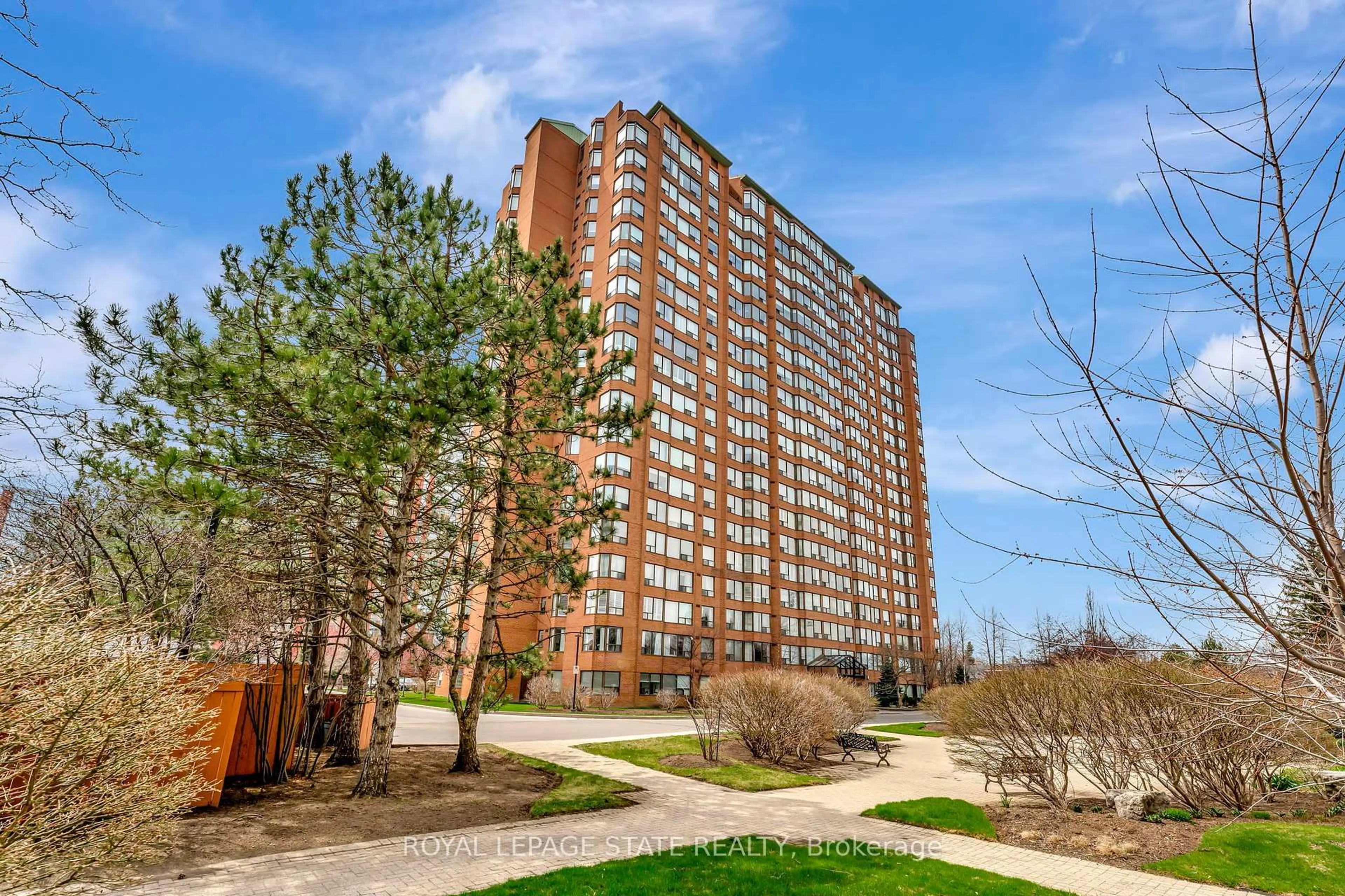 Patio, building for 1270 Maple Crossing Blvd #1610, Burlington Ontario L7S 2J3