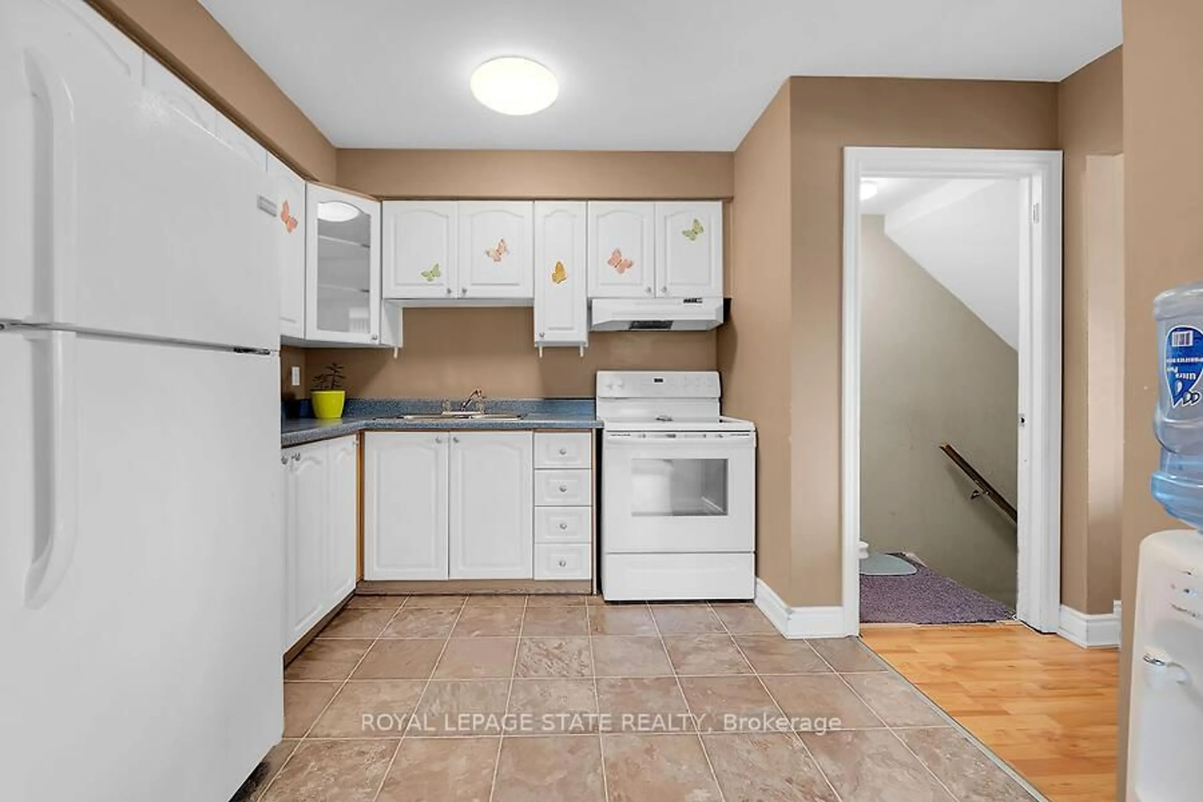 Standard kitchen, unknown for 977 Francis Rd #2, Burlington Ontario L7T 3Z1