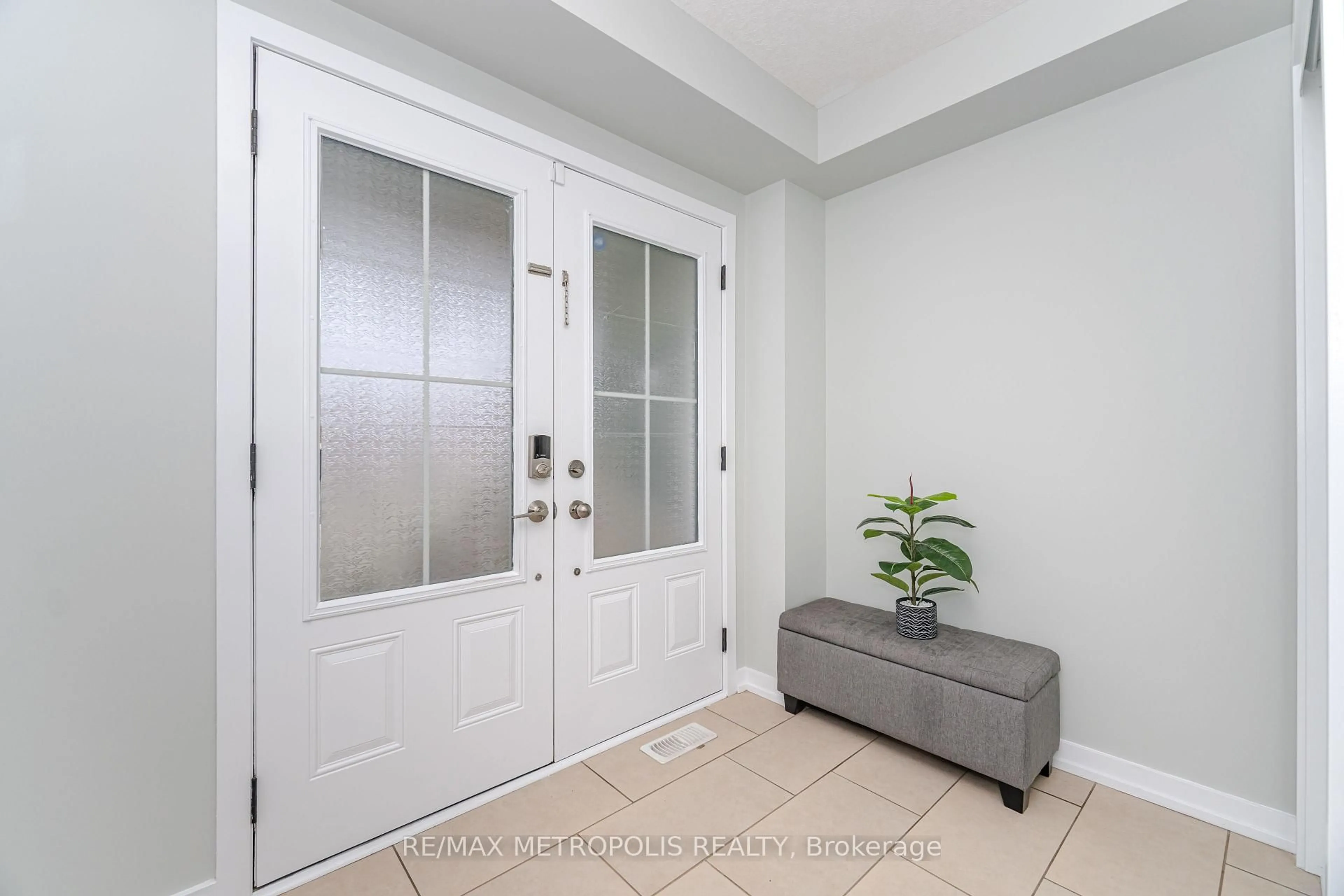 Indoor entryway for 4 Edsel Rd, Brampton Ontario L7A 4K6