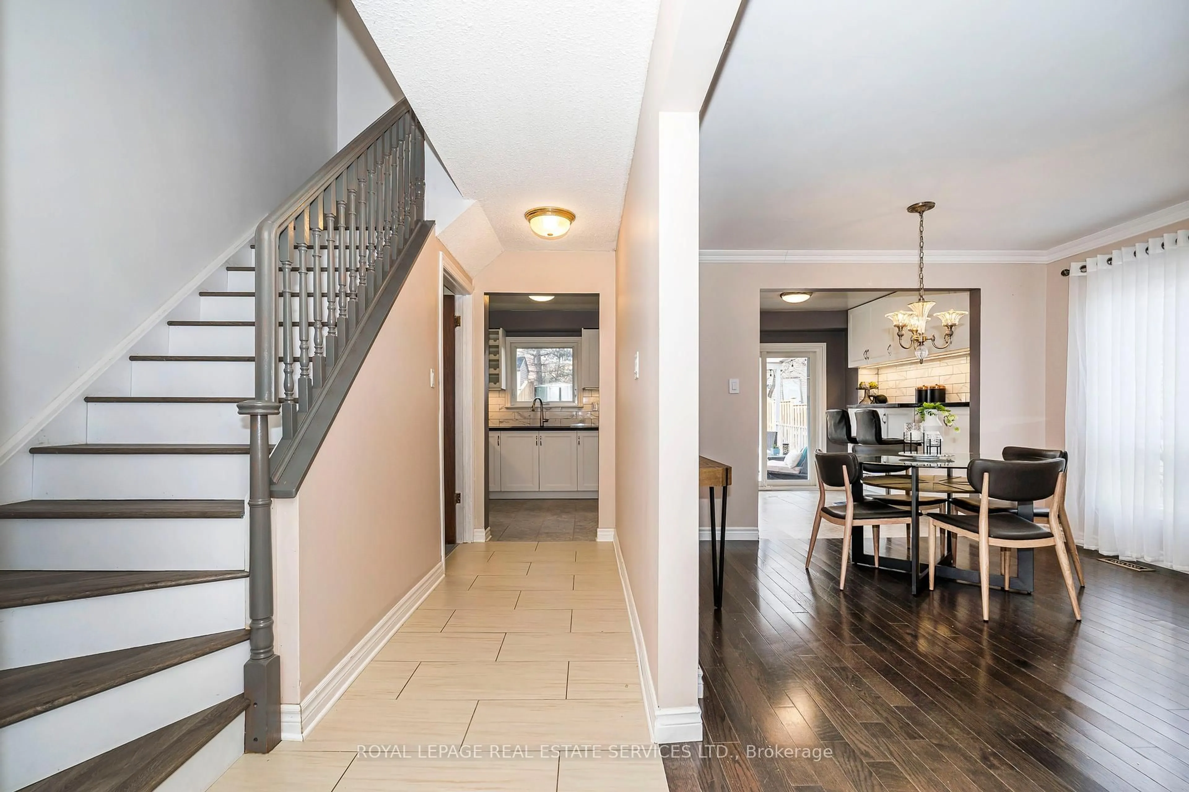Indoor entryway for 6238 Kindree Circ, Mississauga Ontario L5N 3C2