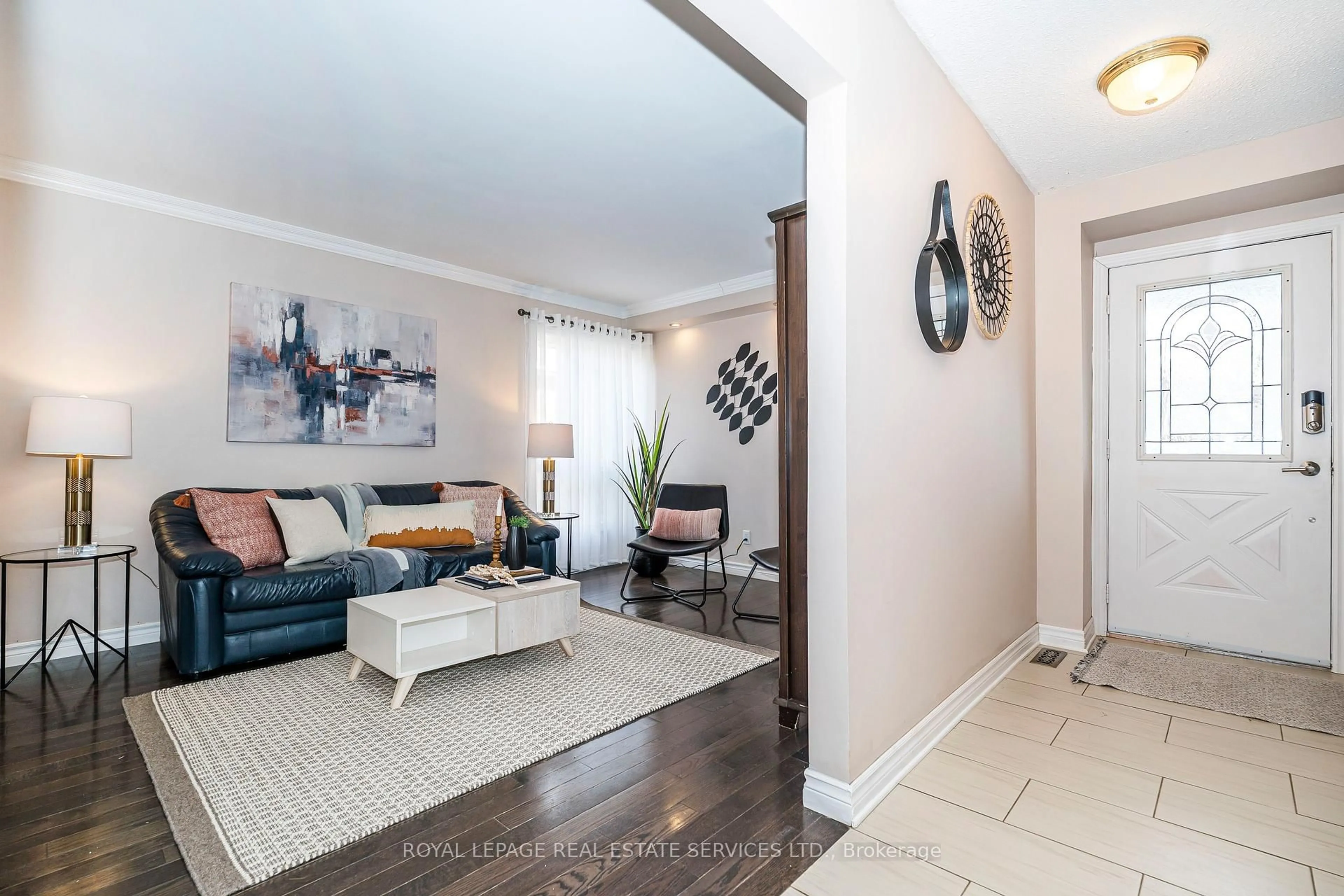 Living room with furniture, ceramic/tile floor for 6238 Kindree Circ, Mississauga Ontario L5N 3C2