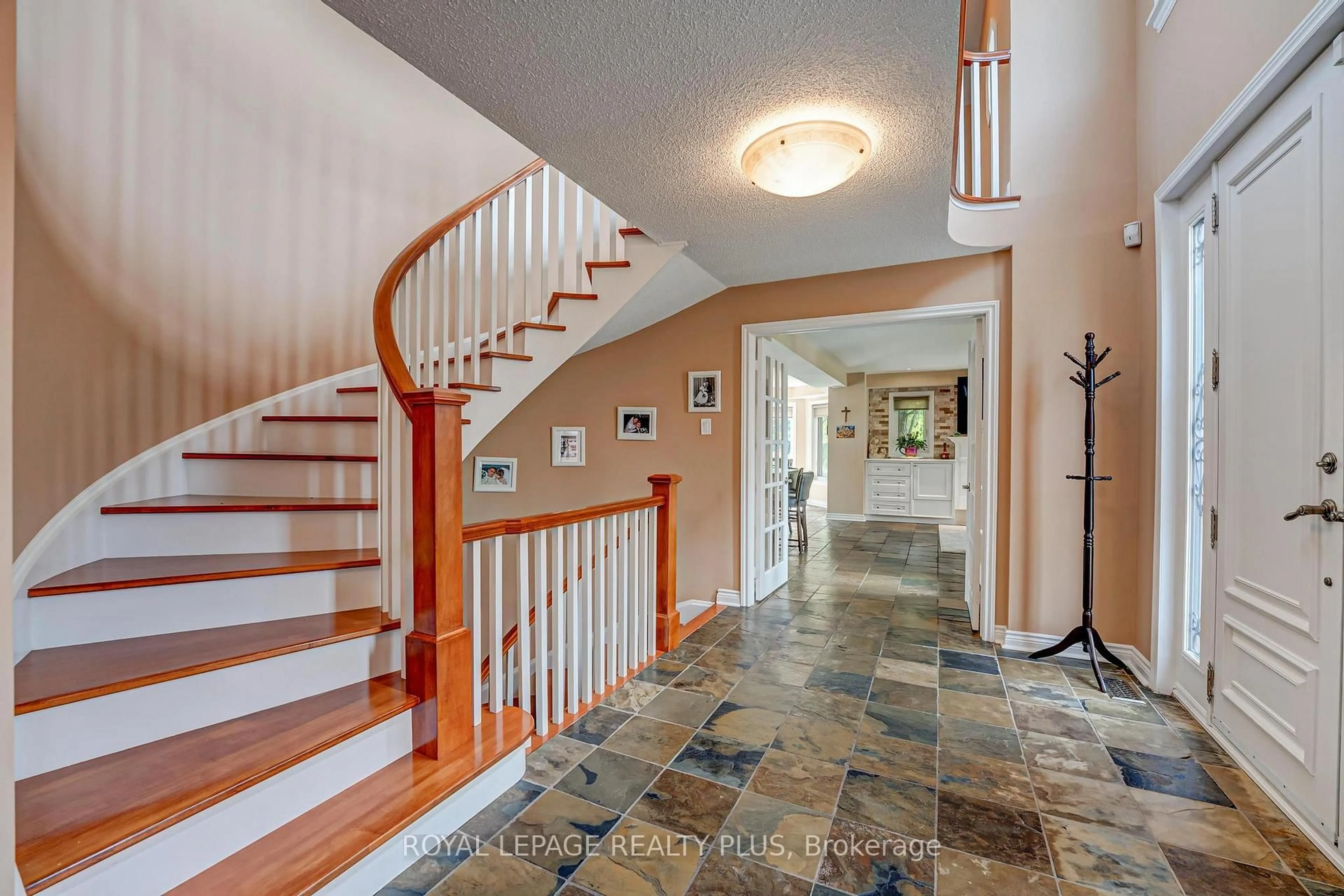 Indoor foyer for 5 Coates Hill Crt, Caledon Ontario L7E 0N5