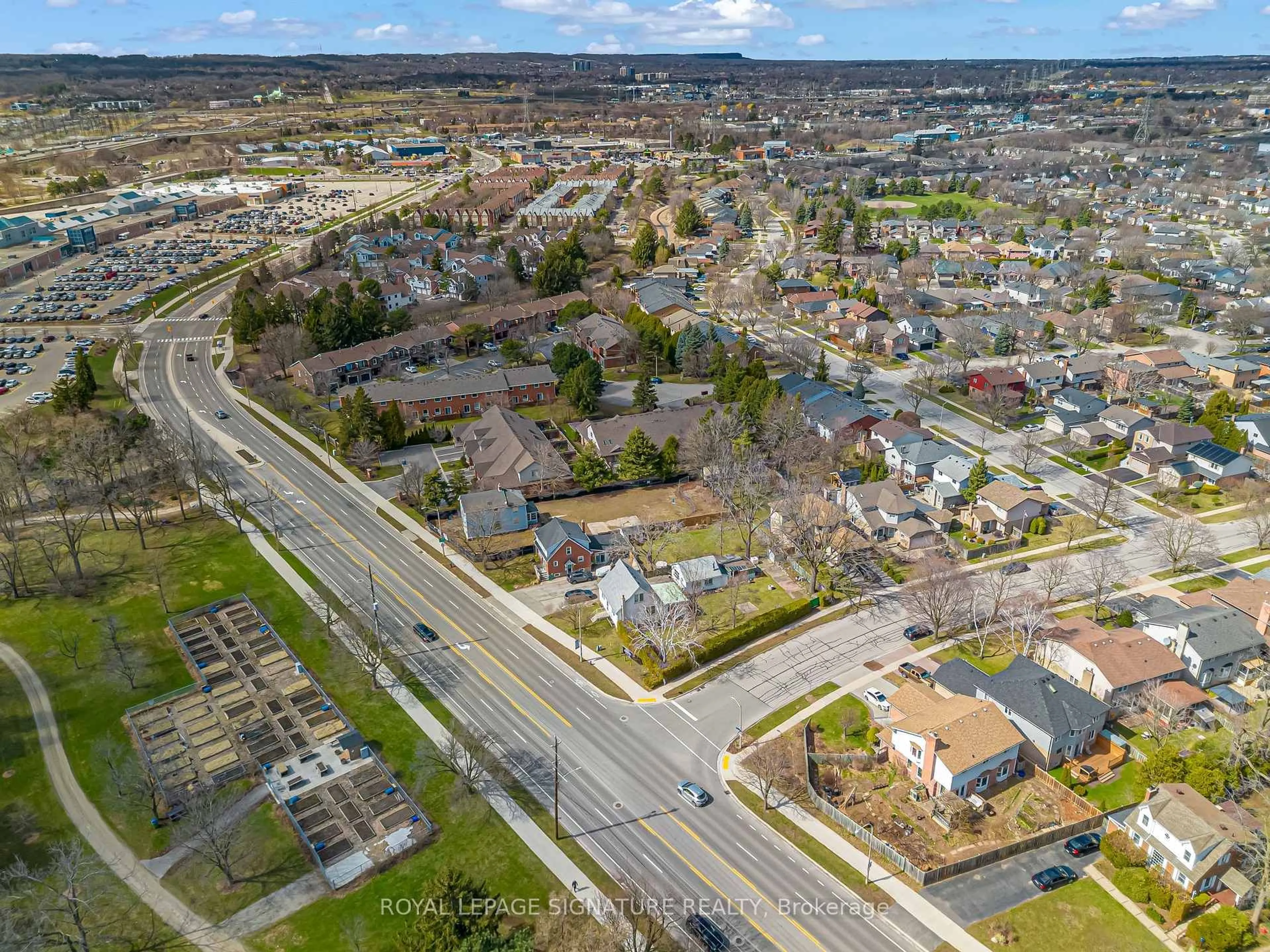A pic from outside/outdoor area/front of a property/back of a property/a pic from drone, street for 1205 Hammond St, Burlington Ontario L7S 2A3
