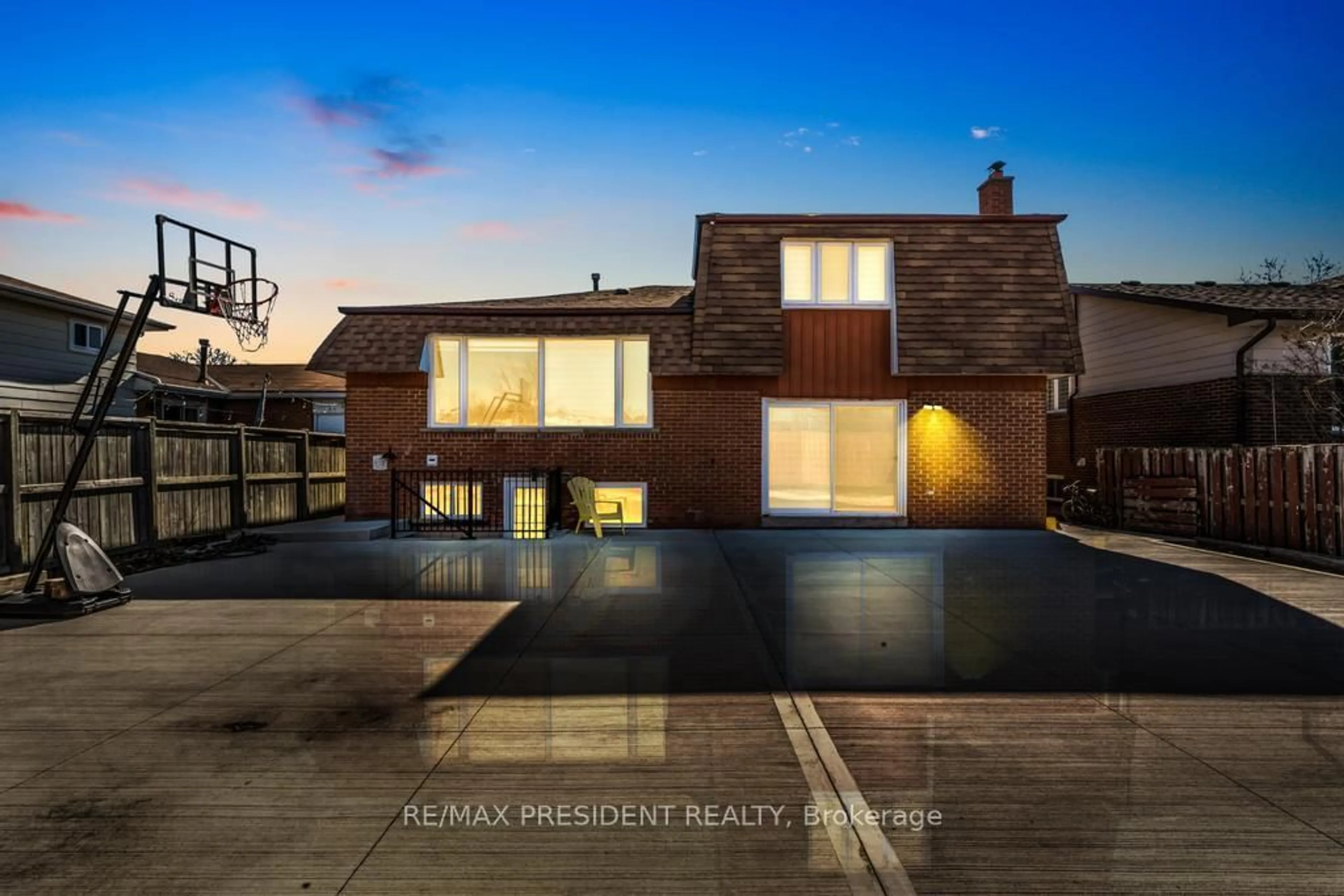 A pic from outside/outdoor area/front of a property/back of a property/a pic from drone, building for 118 Charters Rd, Brampton Ontario L6V 2S5