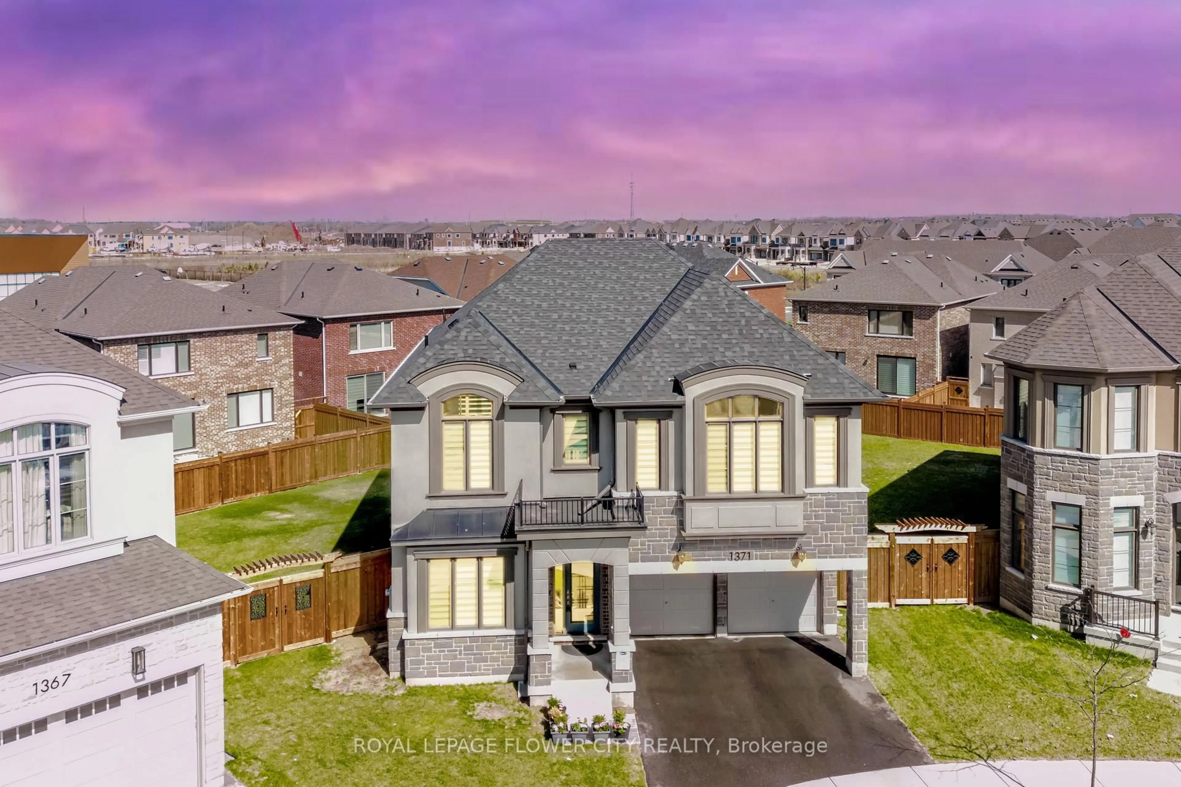 A pic from outside/outdoor area/front of a property/back of a property/a pic from drone, unknown for 1371 Lobelia Cres, Milton Ontario L9E 1X1