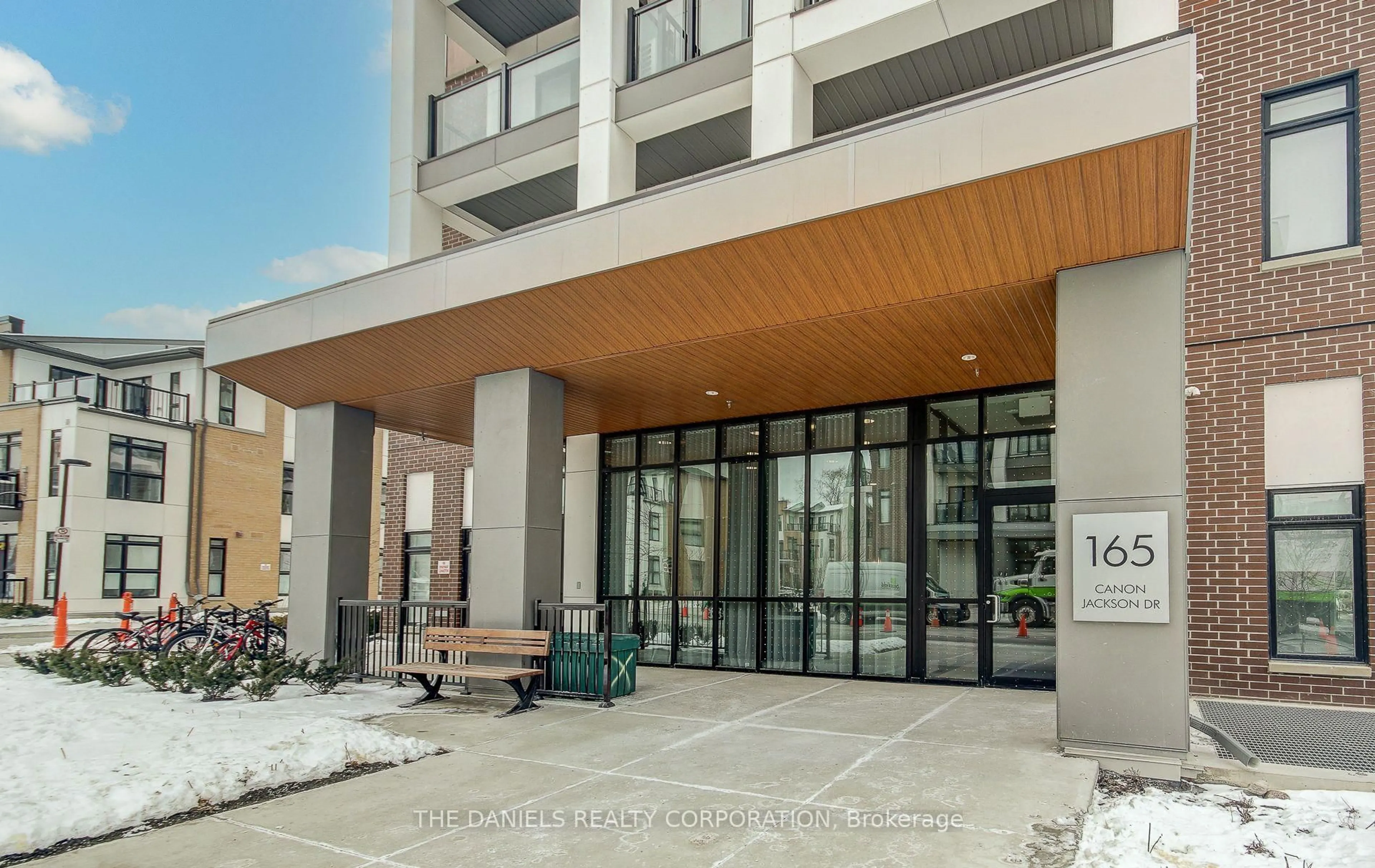 Indoor foyer for 165 Canon Jackson Dr #308, Toronto Ontario M6M 0C4