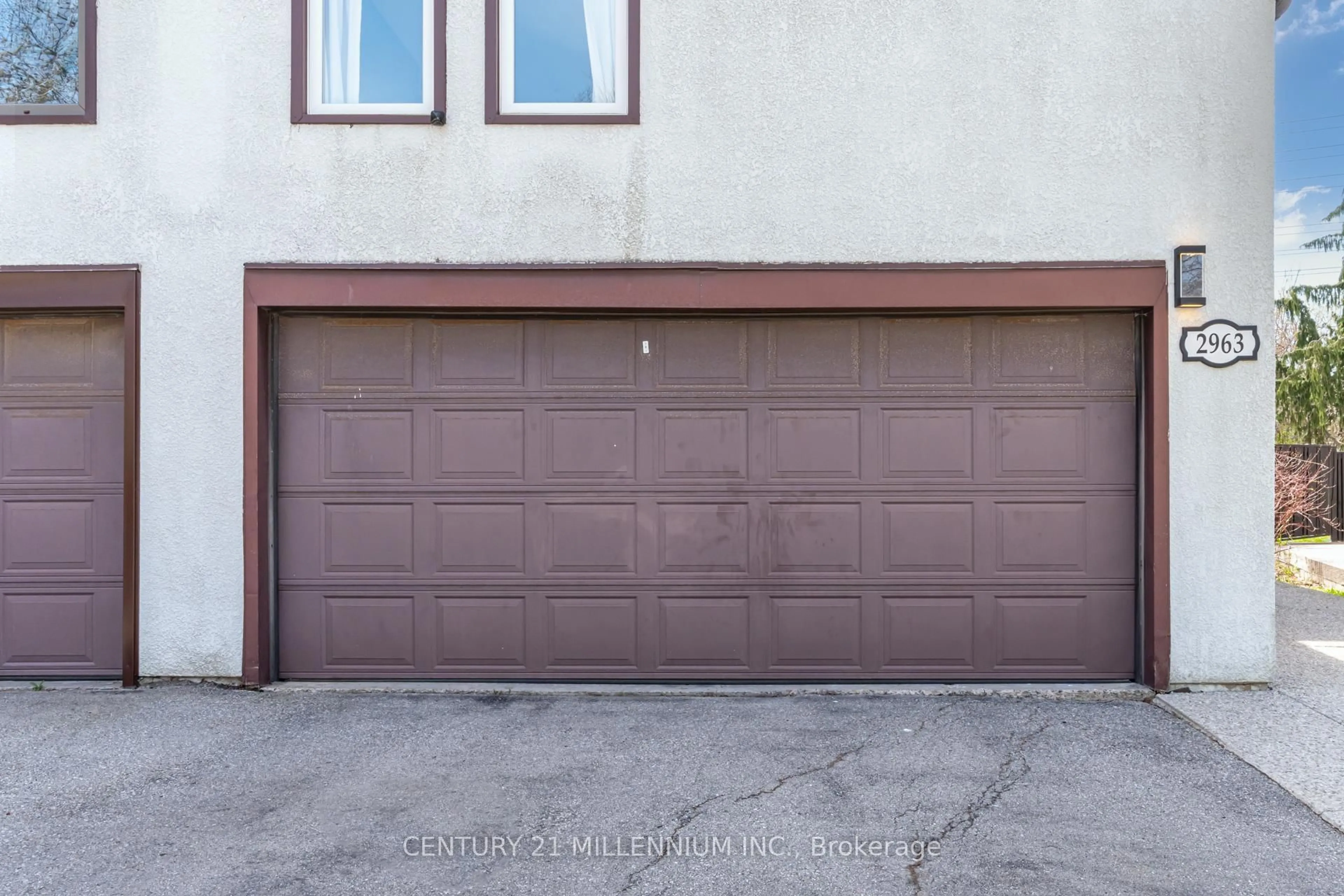 Indoor garage for 2963 Nipiwin Dr, Mississauga Ontario L5N 1Y1