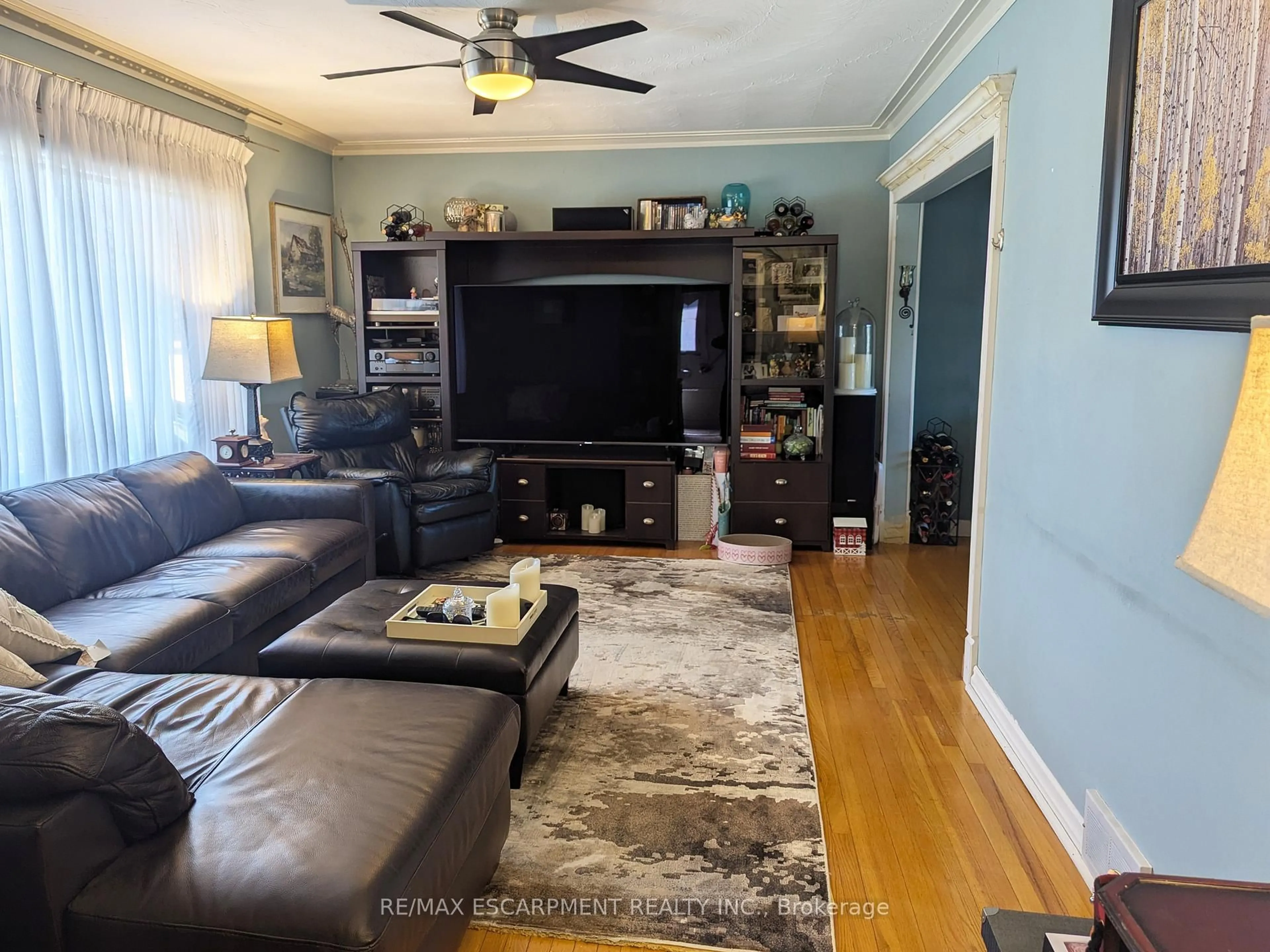 Living room with furniture, unknown for 35 Marcia Ave, Toronto Ontario M6B 2Y6