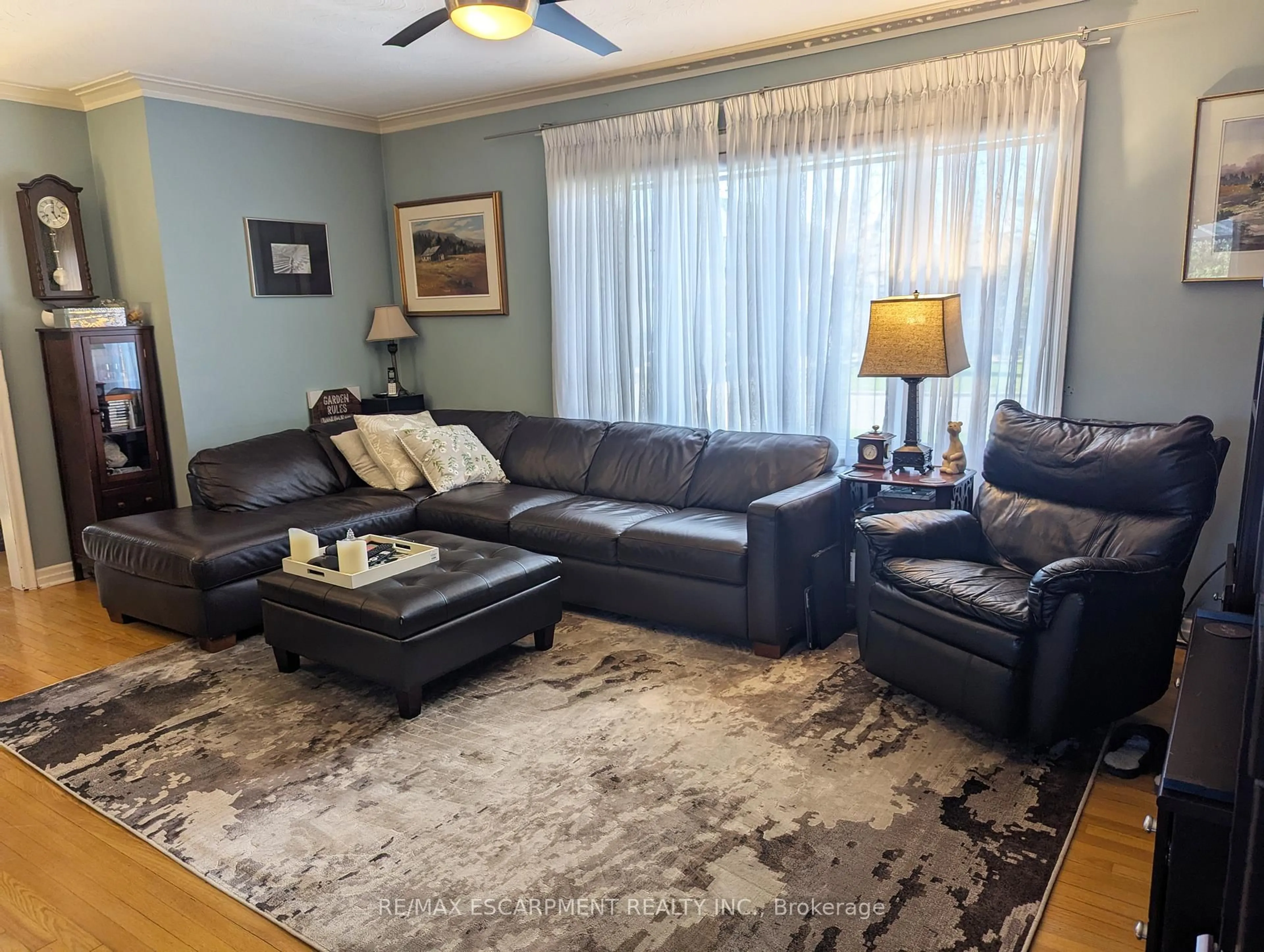 Living room with furniture, unknown for 35 Marcia Ave, Toronto Ontario M6B 2Y6