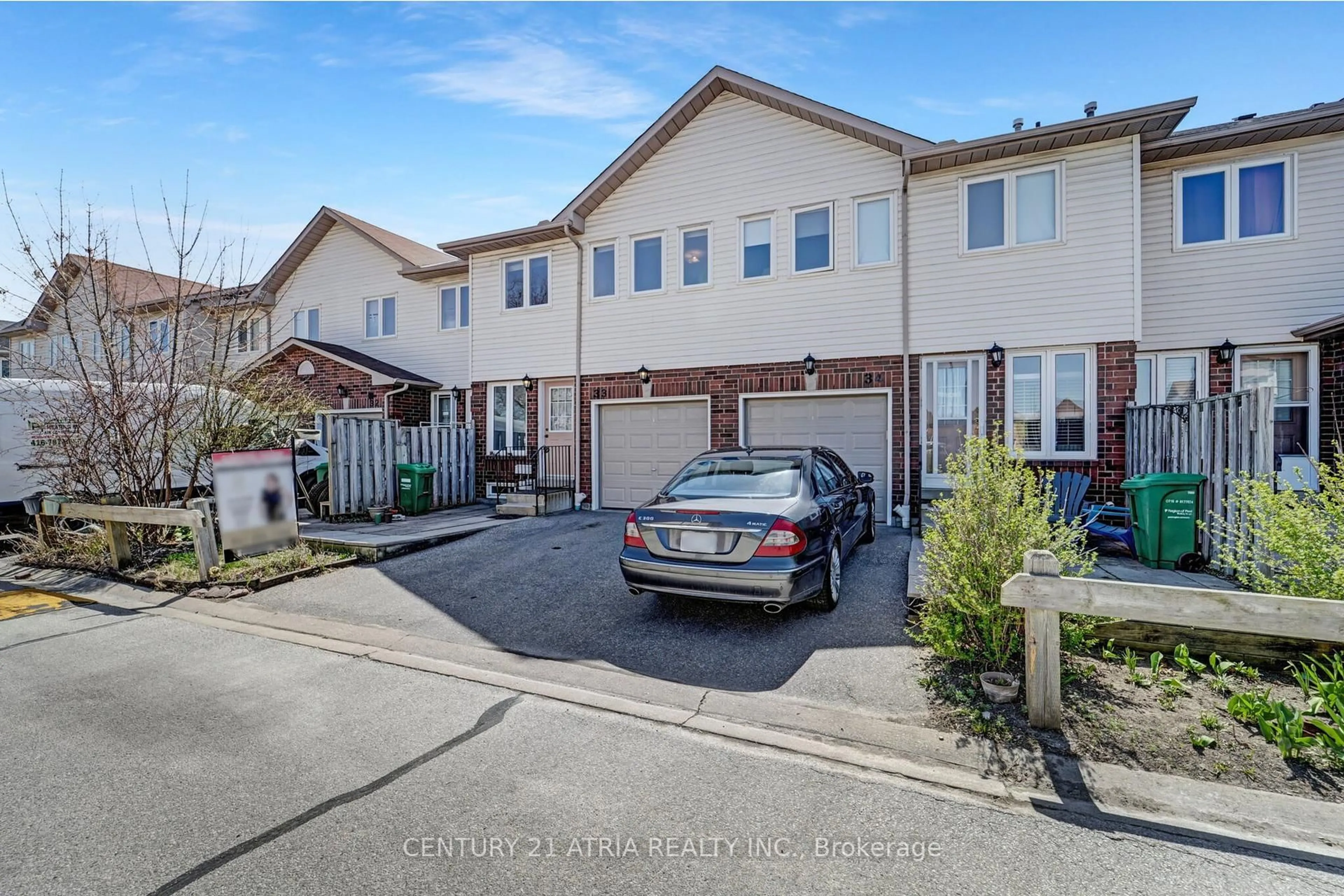A pic from outside/outdoor area/front of a property/back of a property/a pic from drone, street for 1485 Torrington Dr #33, Mississauga Ontario L5V 1Y3