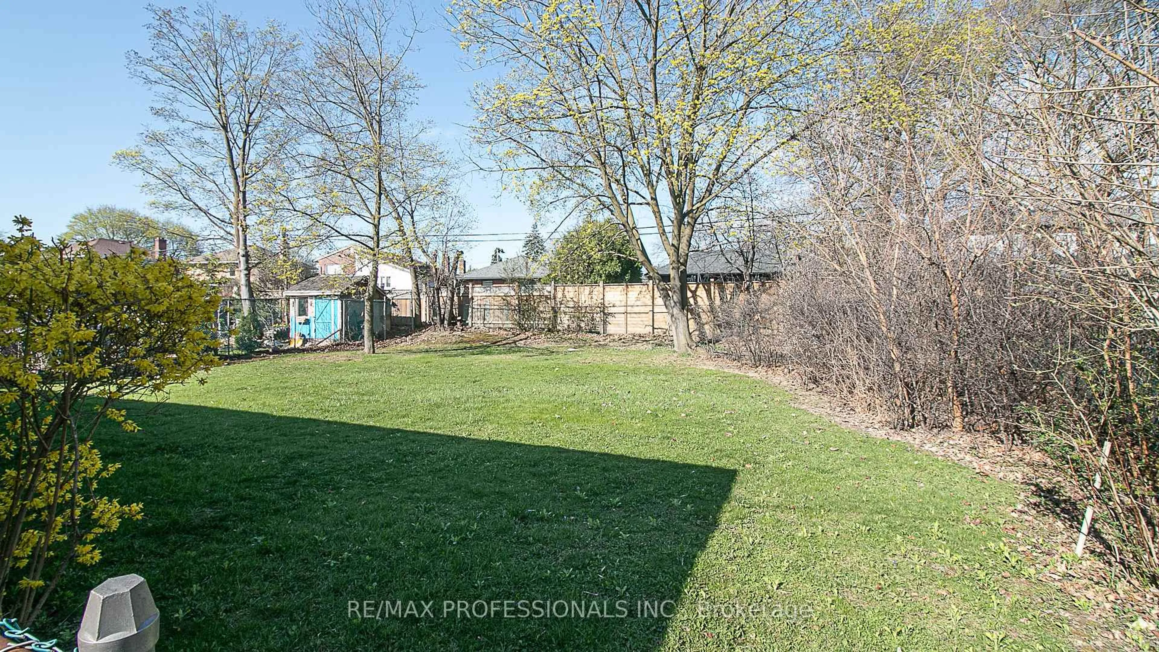 A pic from outside/outdoor area/front of a property/back of a property/a pic from drone, unknown for 16 Dornoch Dr, Toronto Ontario M9B 4N8
