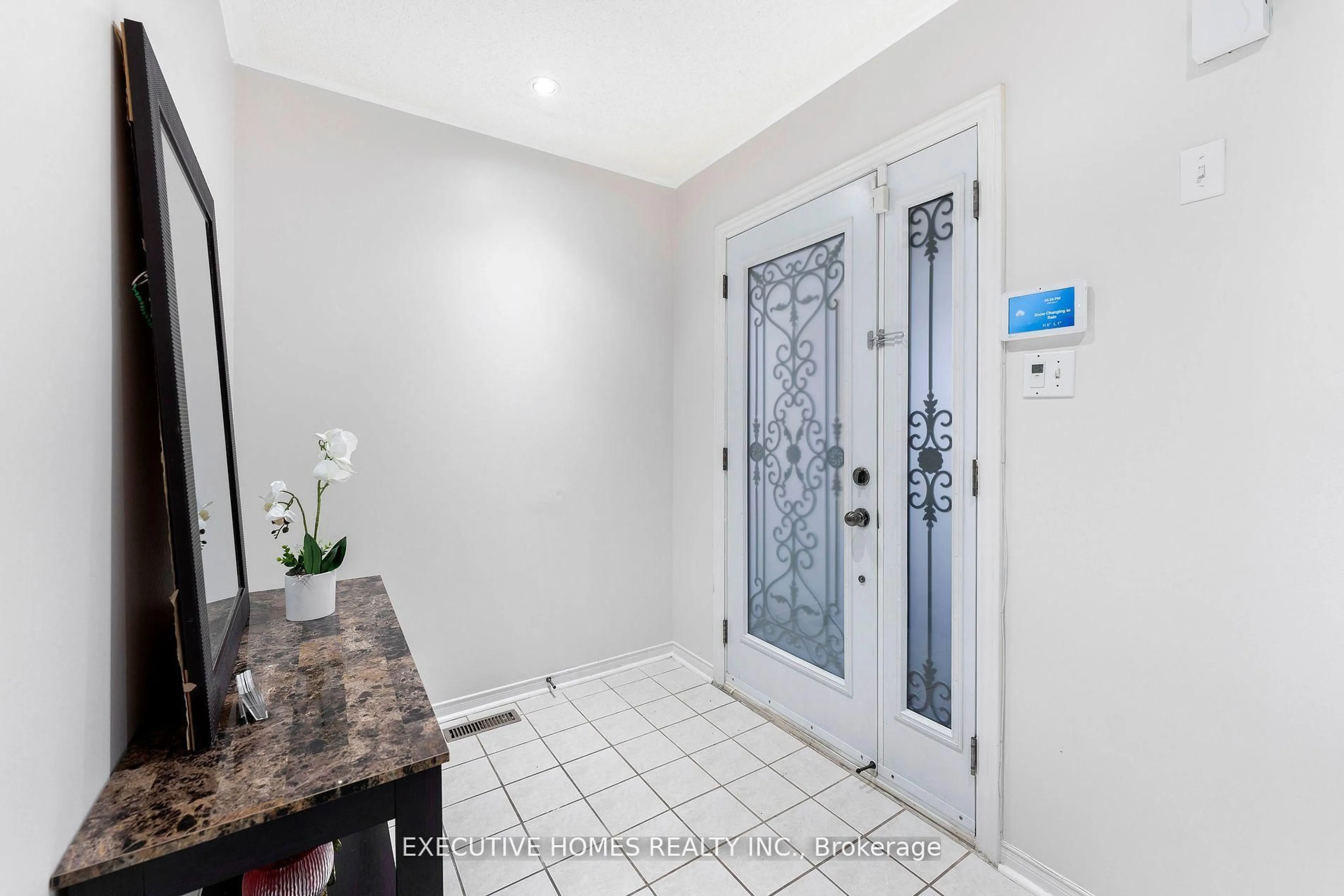 Indoor entryway for 44 Pebblestone Circ, Brampton Ontario L6X 4N2