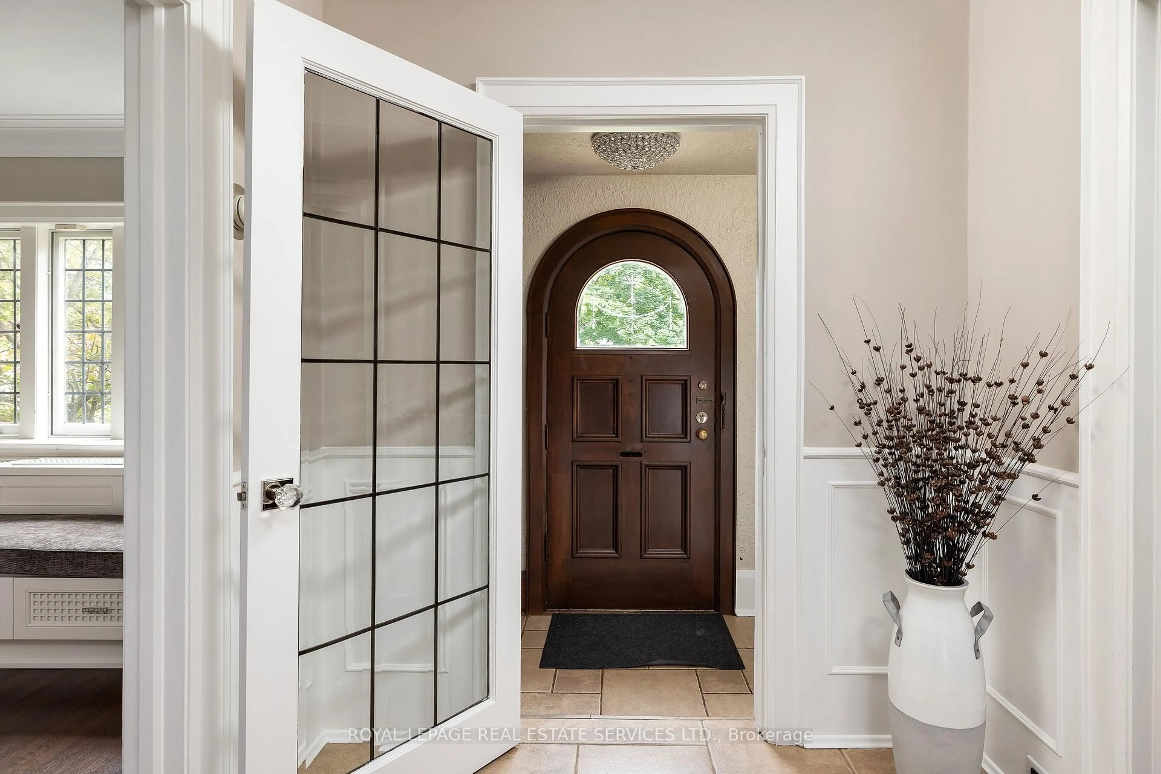 Indoor entryway for 95 The Kingsway N/A, Toronto Ontario M8X 2T6