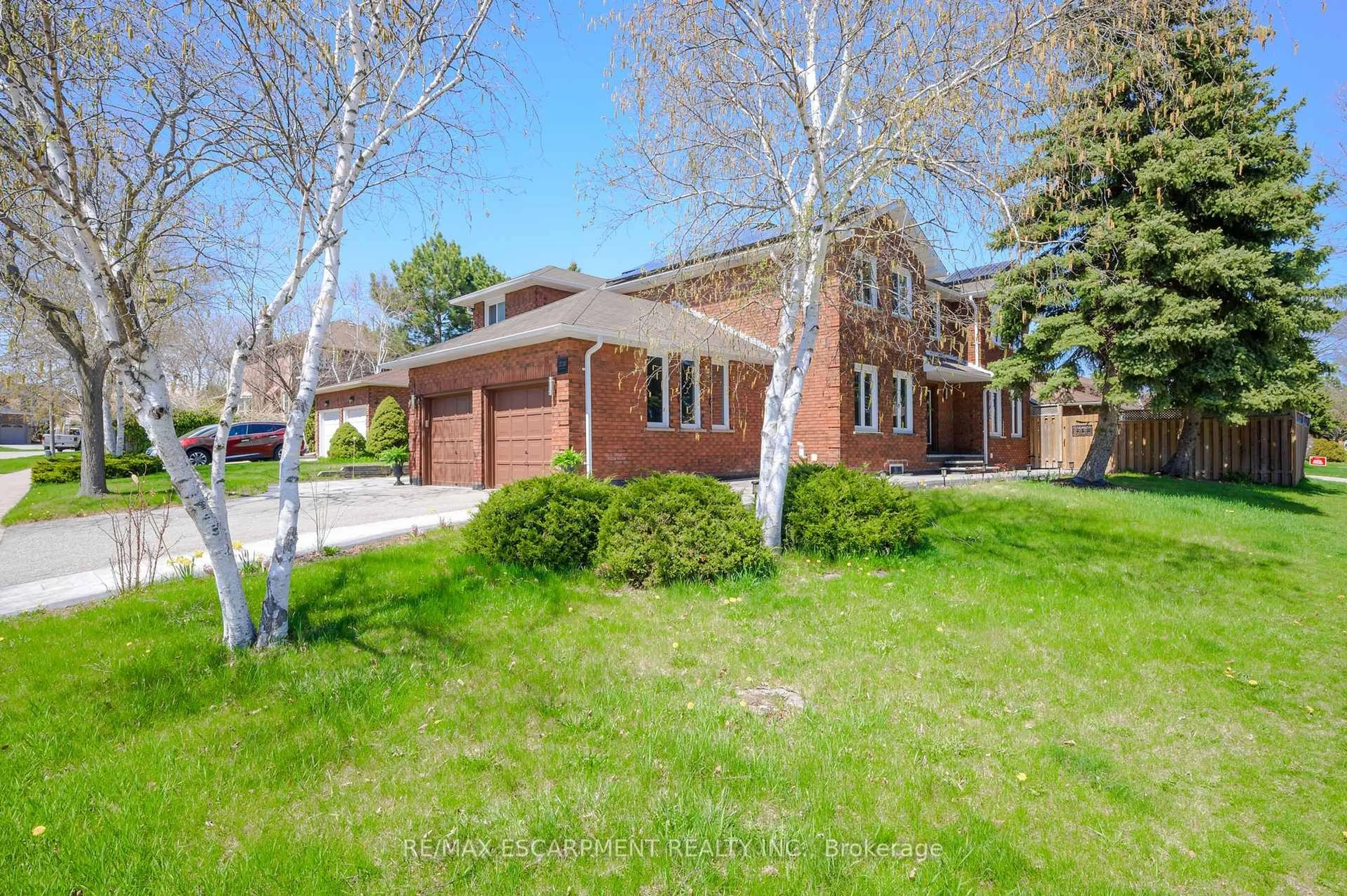 Home with brick exterior material, street for 2728 Guilford Cres, Oakville Ontario L6J 6Z8