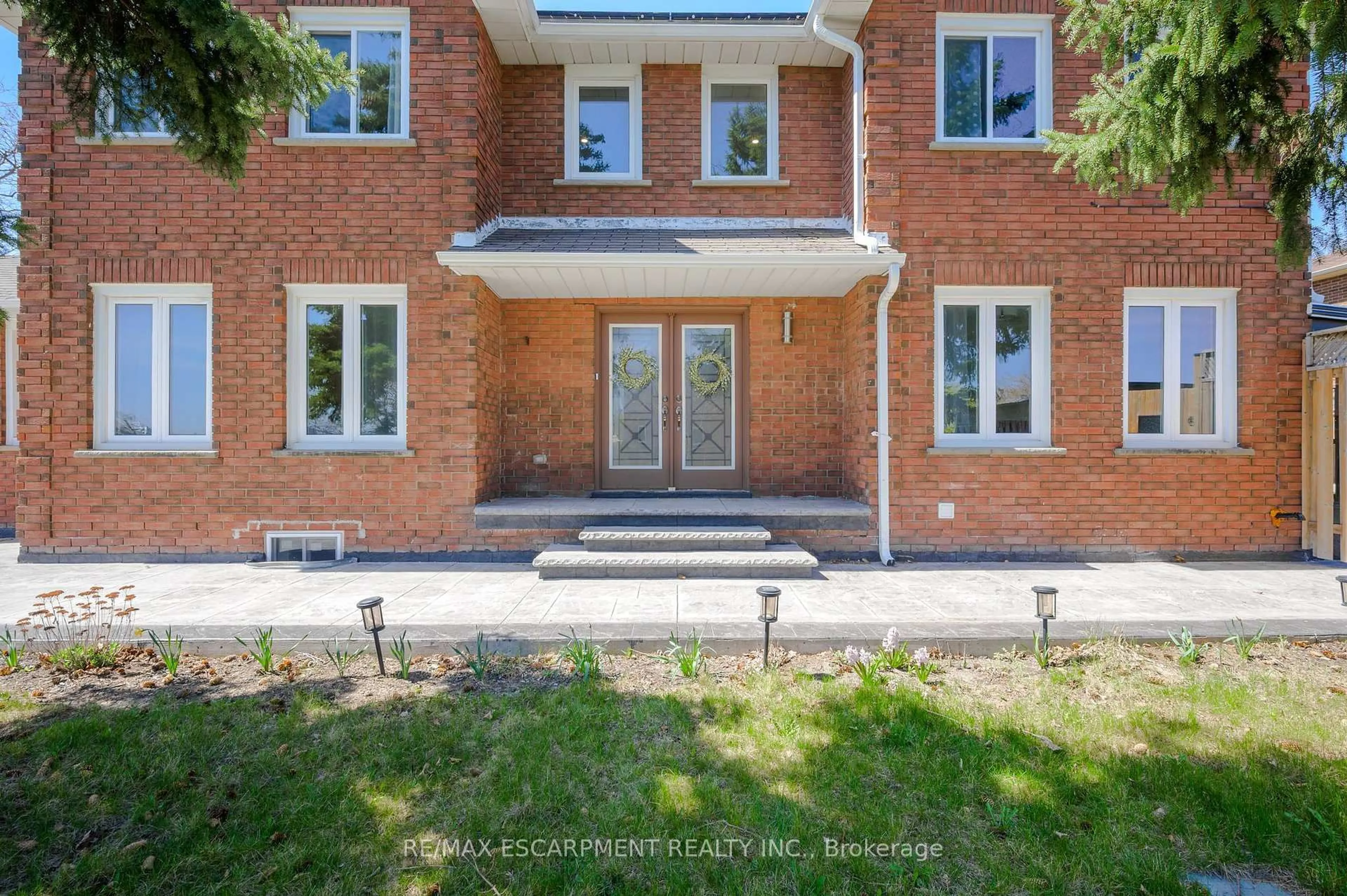 Home with brick exterior material, street for 2728 Guilford Cres, Oakville Ontario L6J 6Z8