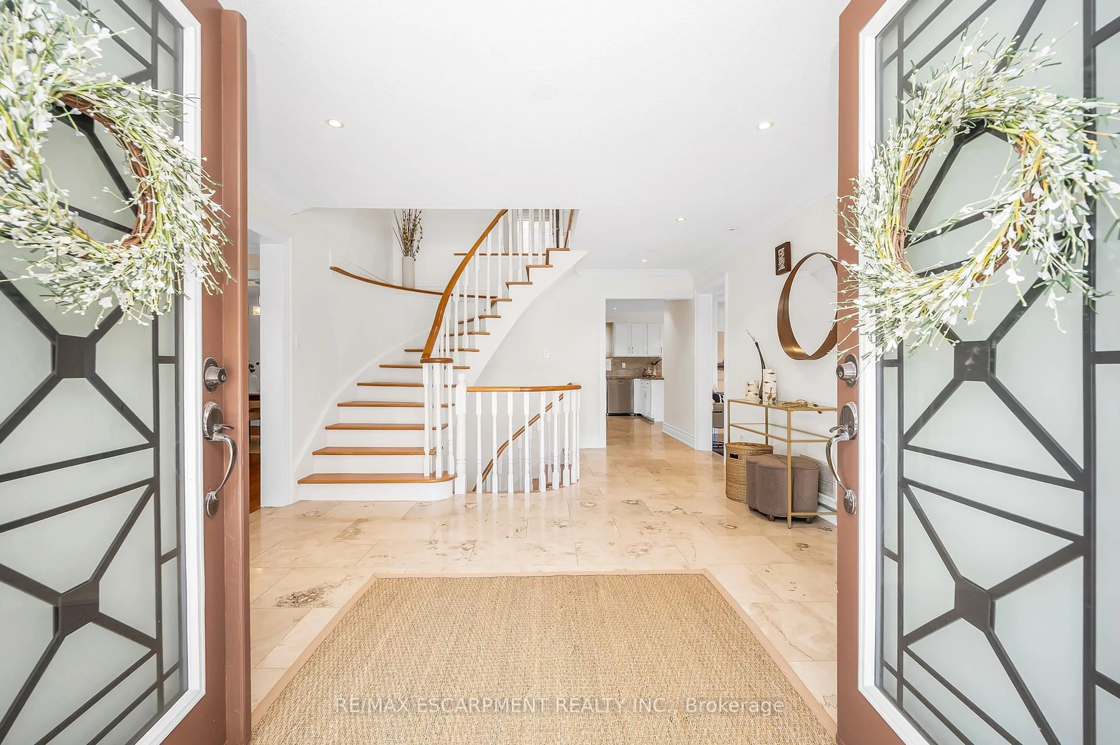 Indoor entryway for 2728 Guilford Cres, Oakville Ontario L6J 6Z8