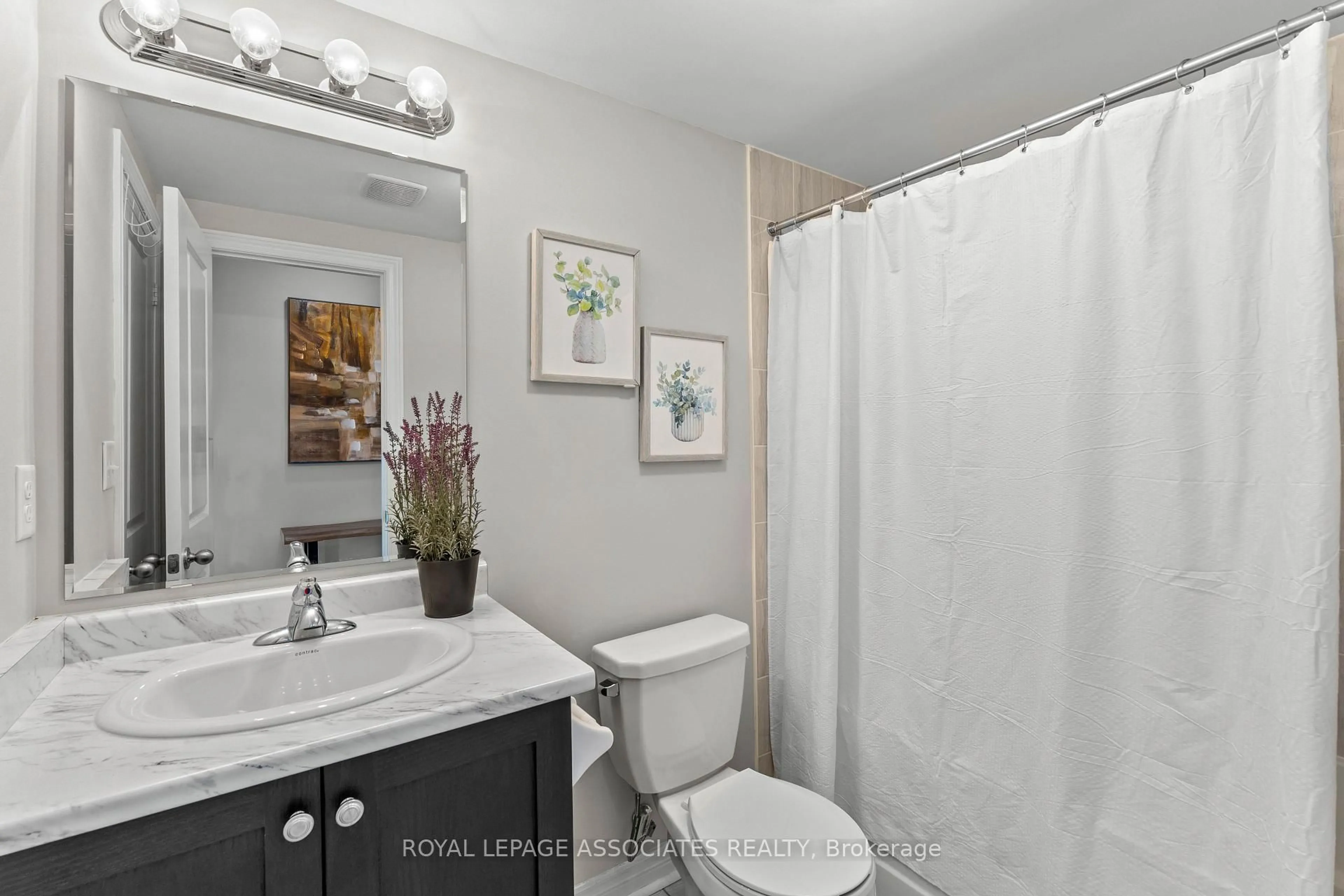 Standard bathroom, ceramic/tile floor for 9 Finegan Circ, Brampton Ontario L7A 4Z7
