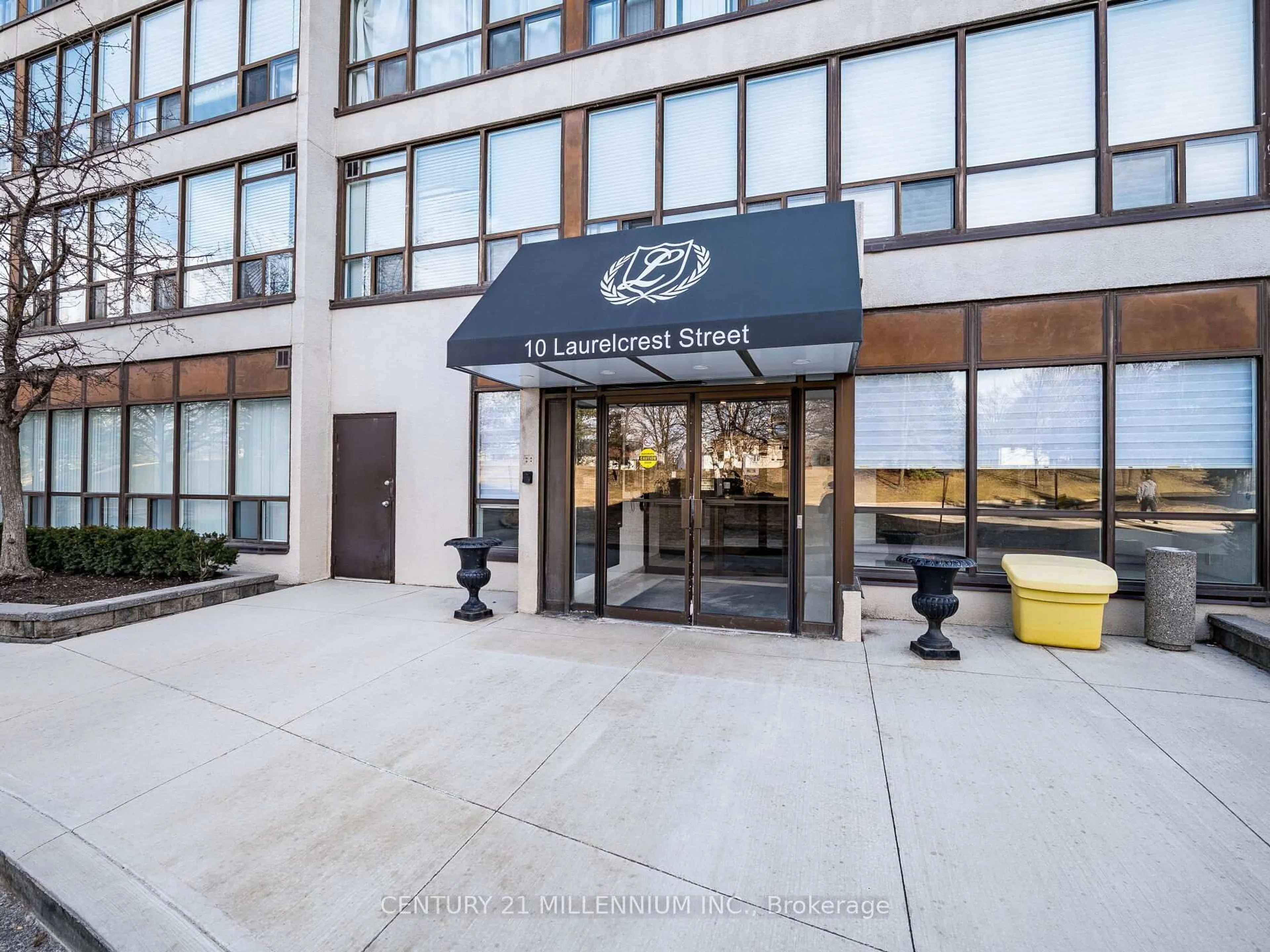 Indoor foyer for 10 Laurelcrest St #409, Brampton Ontario L6S 5Y3