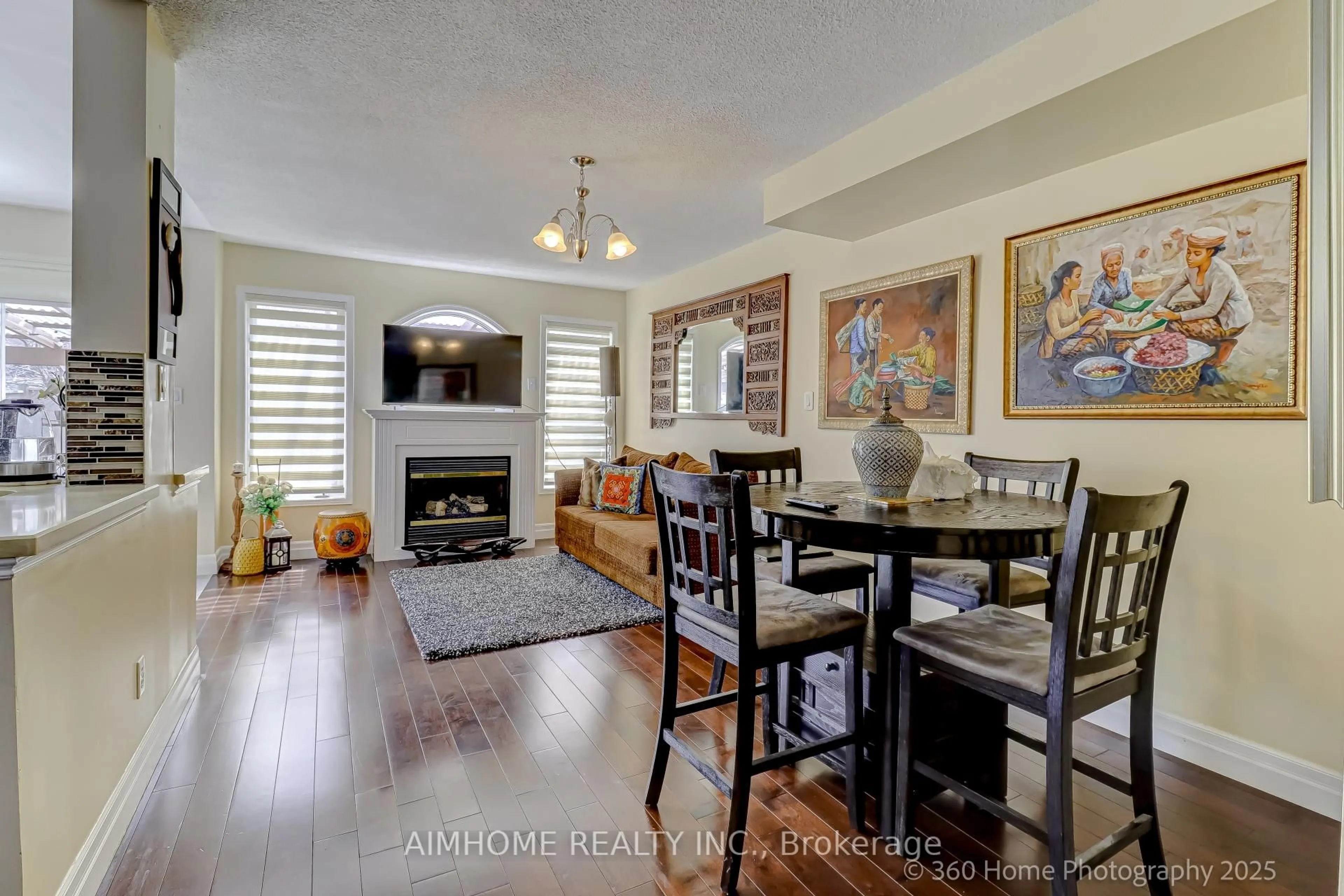 Living room with furniture, unknown for 5872 Yachtsman Crossing Blvd, Mississauga Ontario L5M 6P1
