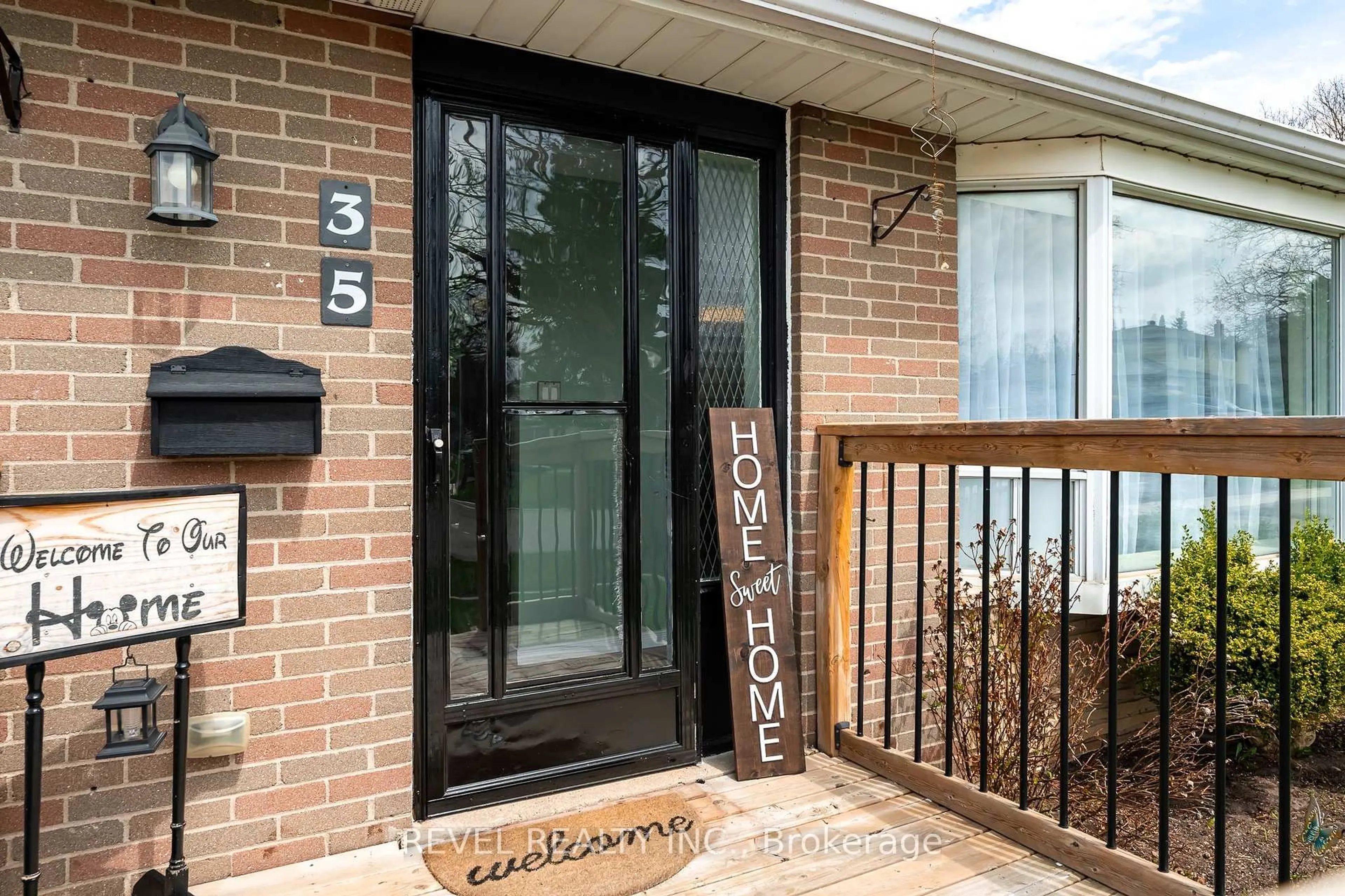 Indoor entryway for 35 Edelwild Dr, Orangeville Ontario L9W 2Y4