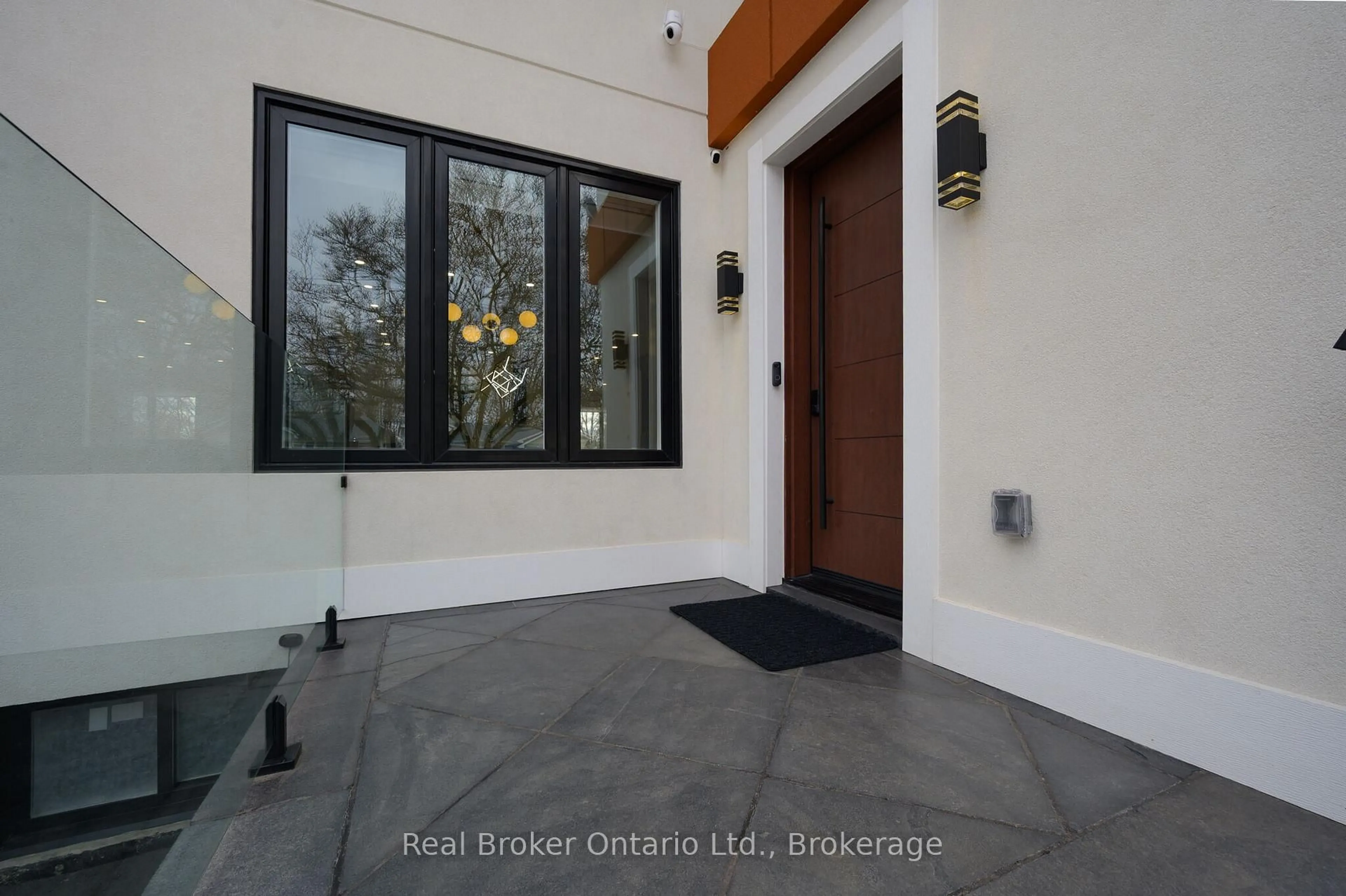 Indoor foyer for 396 River Side Dr, Oakville Ontario L6K 3N7