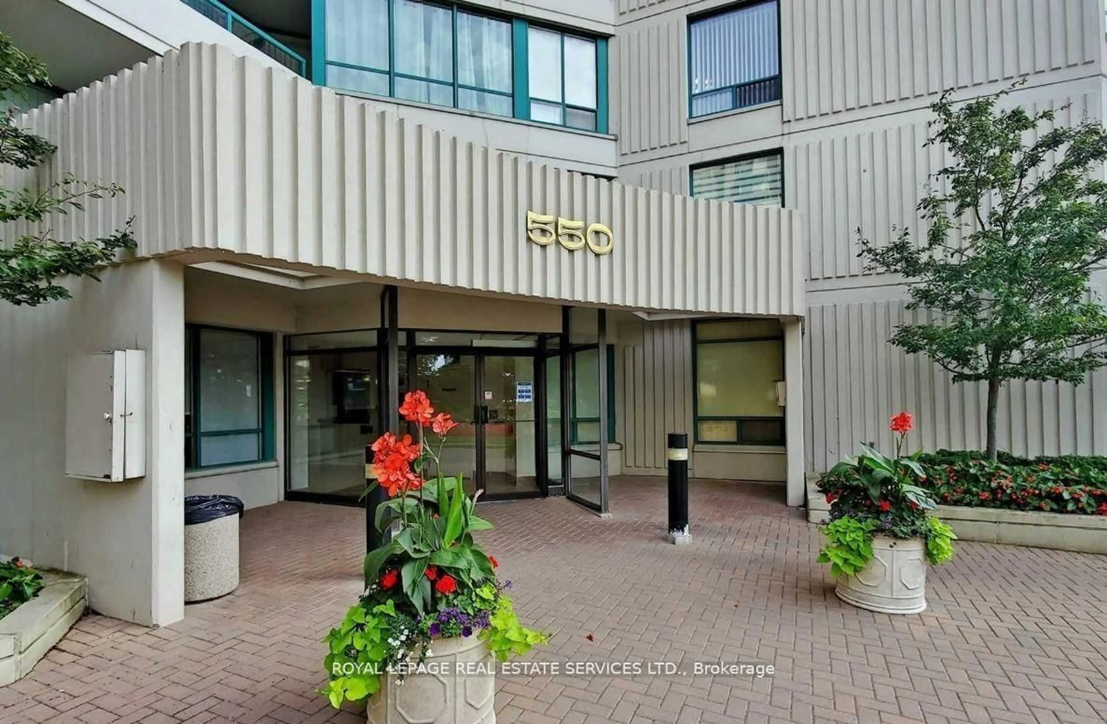 Indoor foyer for 550 Webb Dr #510, Mississauga Ontario L5B 3Y4