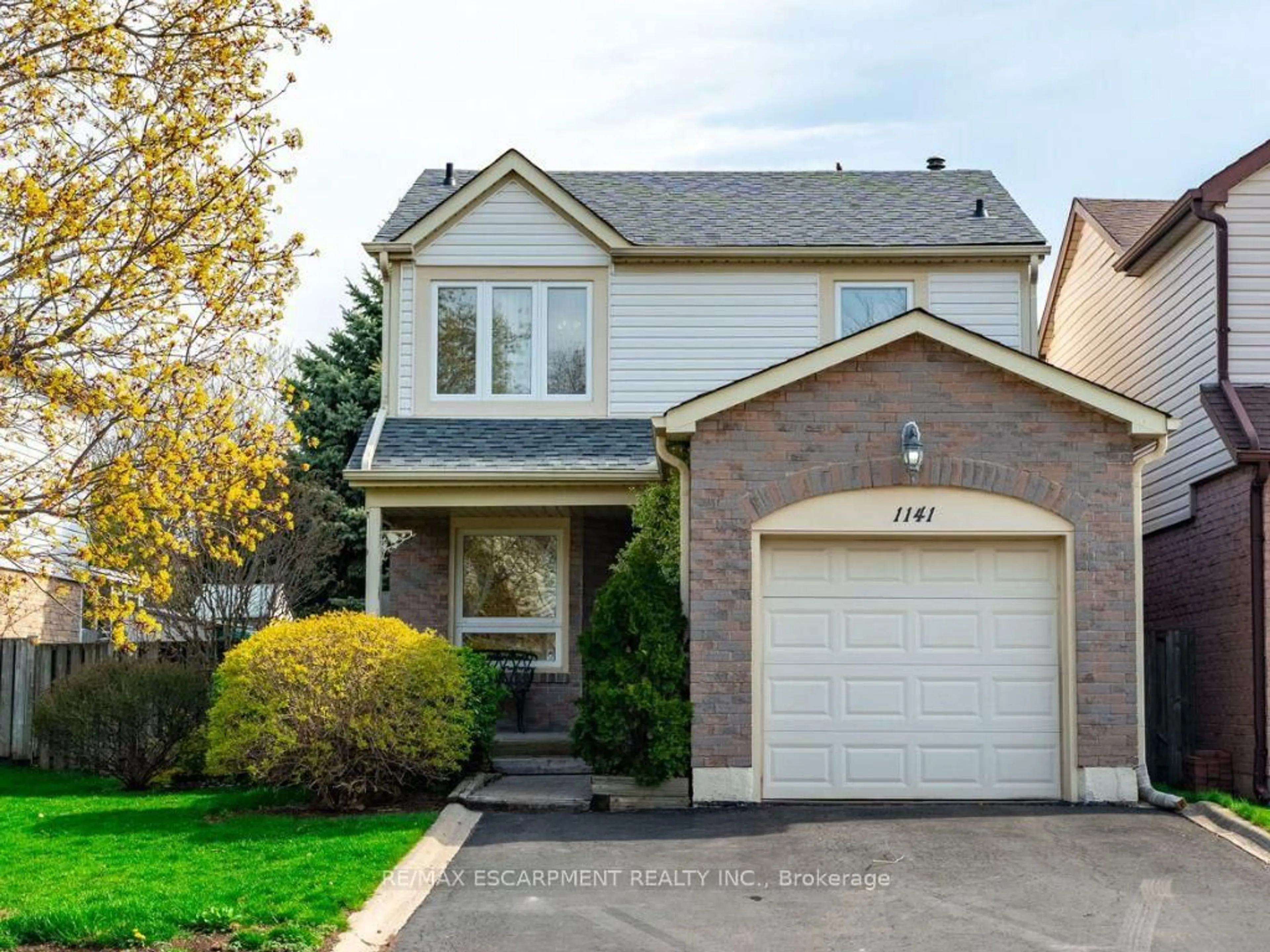 Home with vinyl exterior material, street for 1141 Montgomery Dr, Oakville Ontario L6M 1E9