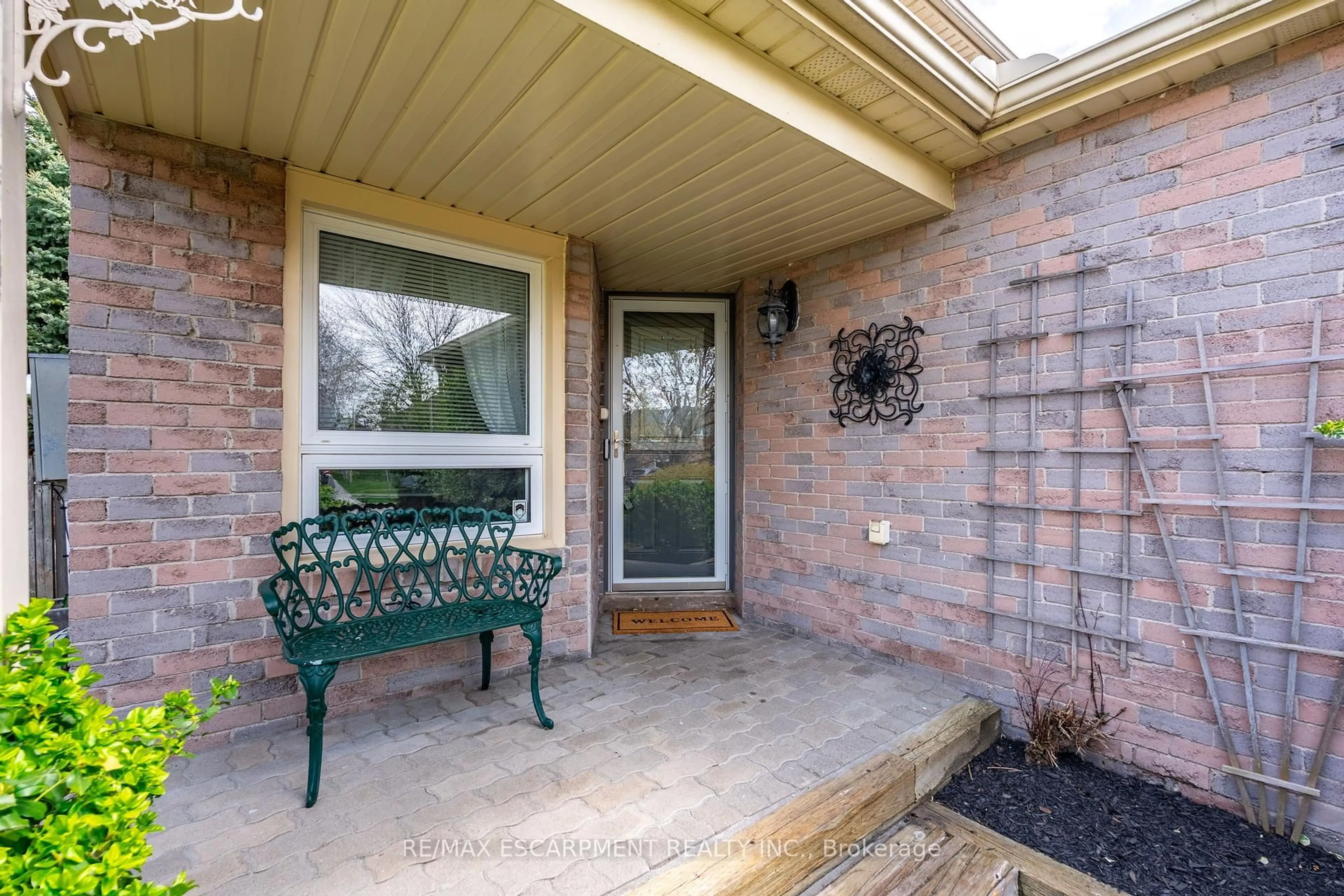 Indoor entryway for 1141 Montgomery Dr, Oakville Ontario L6M 1E9