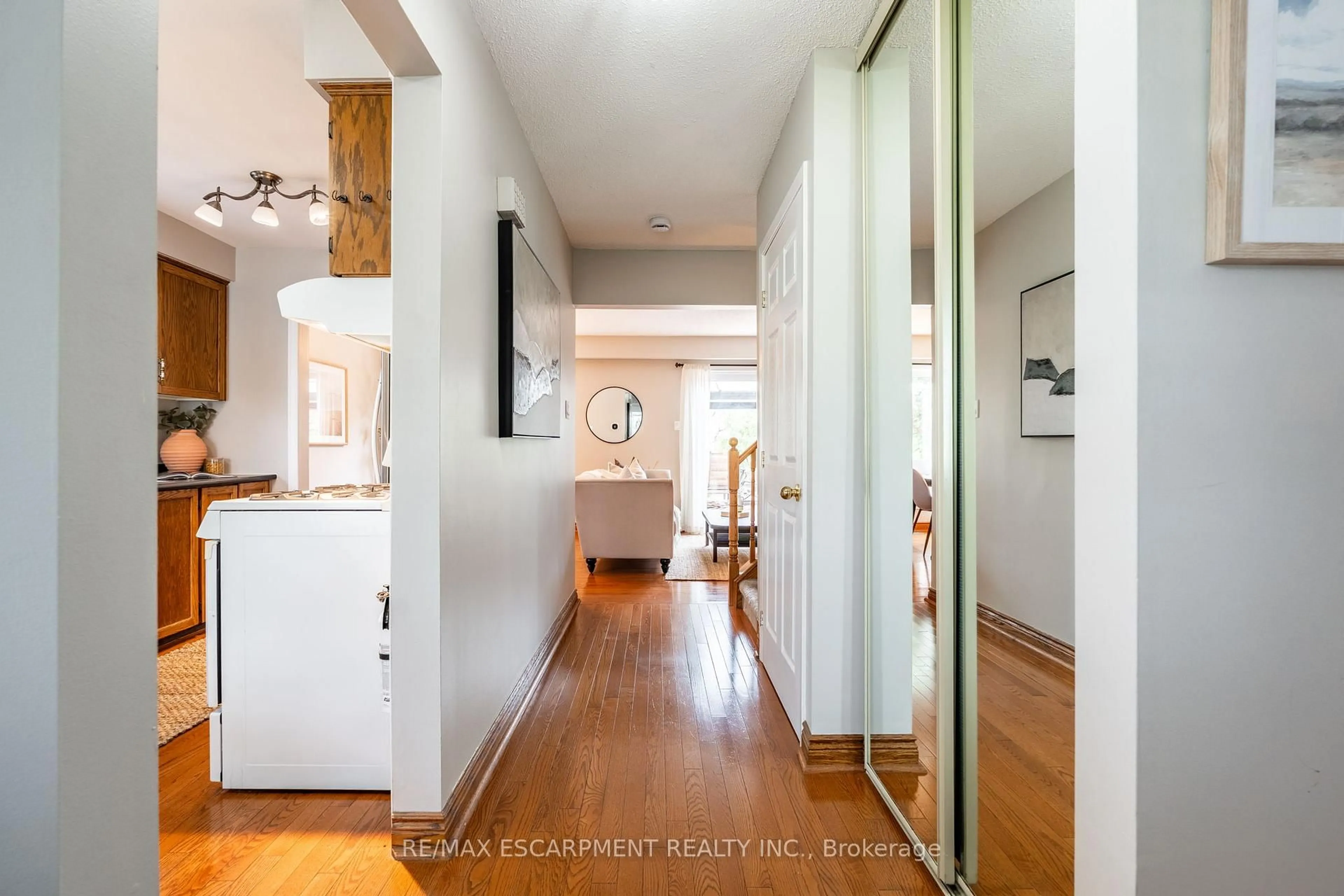 Indoor entryway for 1141 Montgomery Dr, Oakville Ontario L6M 1E9