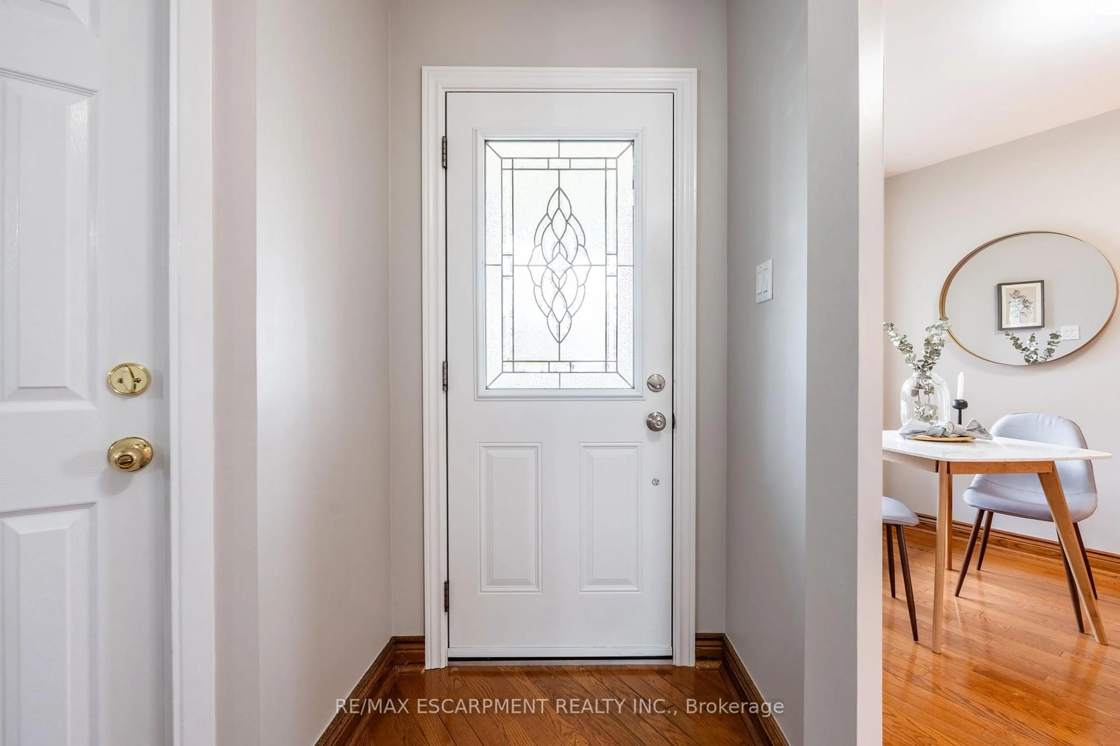 Indoor entryway for 1141 Montgomery Dr, Oakville Ontario L6M 1E9