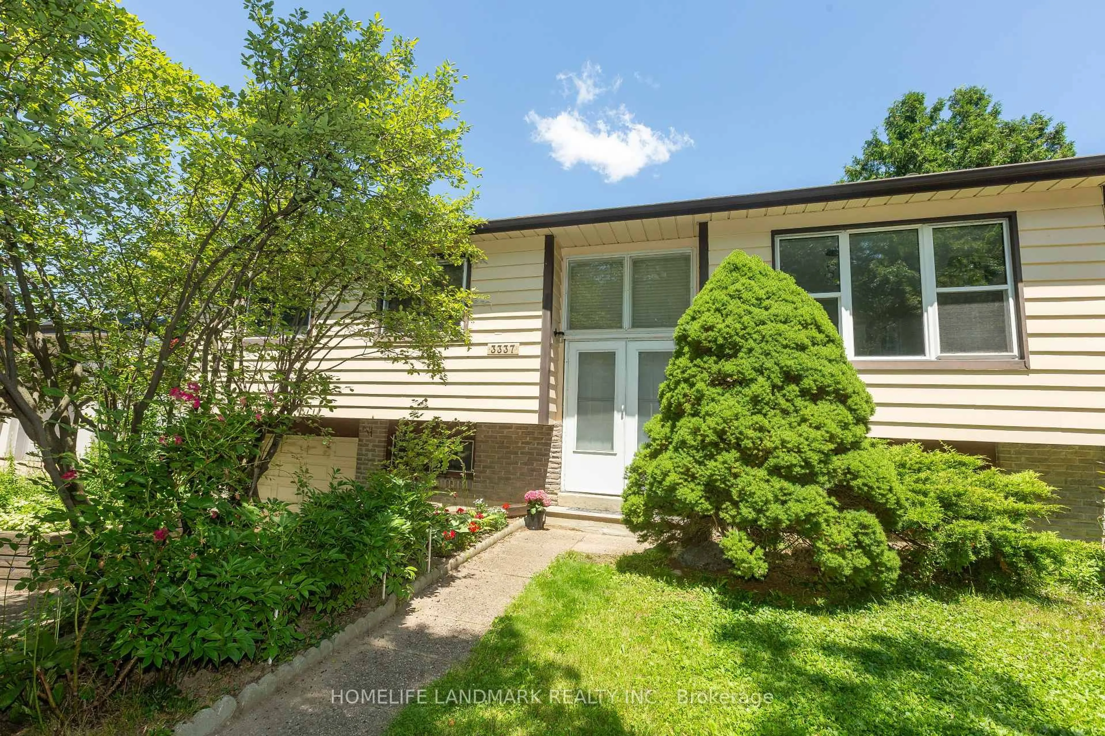 Home with vinyl exterior material, street for 3337 Rhonda Valy, Mississauga Ontario L5A 3G2