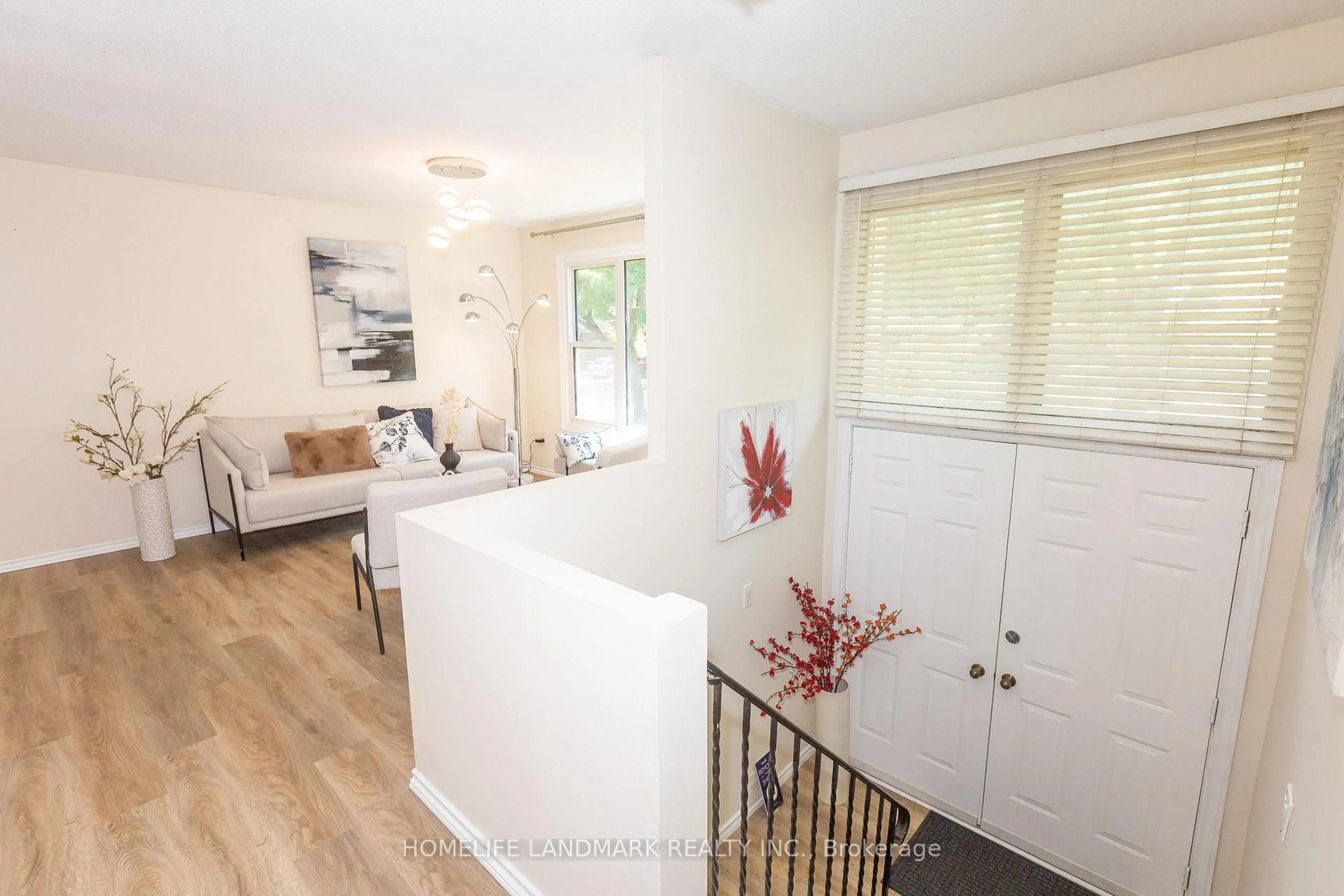 Indoor entryway for 3337 Rhonda Valy, Mississauga Ontario L5A 3G2