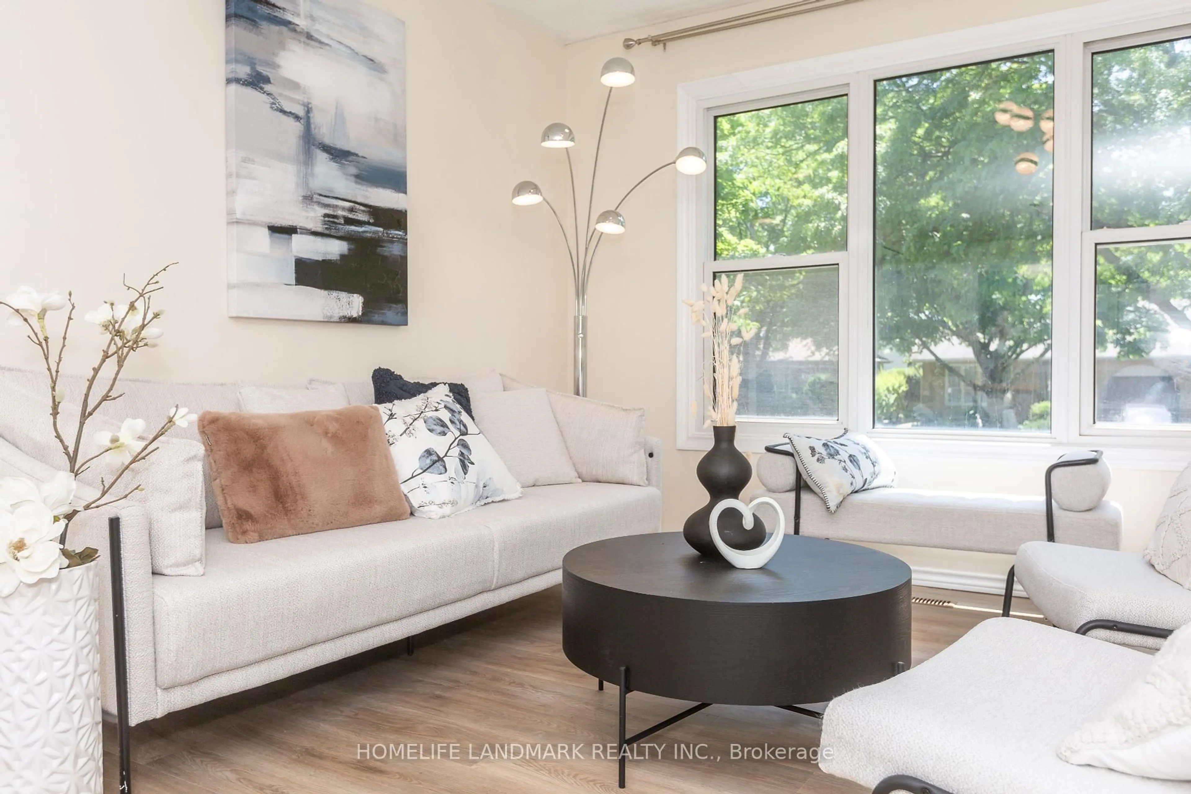 Living room with furniture, wood/laminate floor for 3337 Rhonda Valy, Mississauga Ontario L5A 3G2