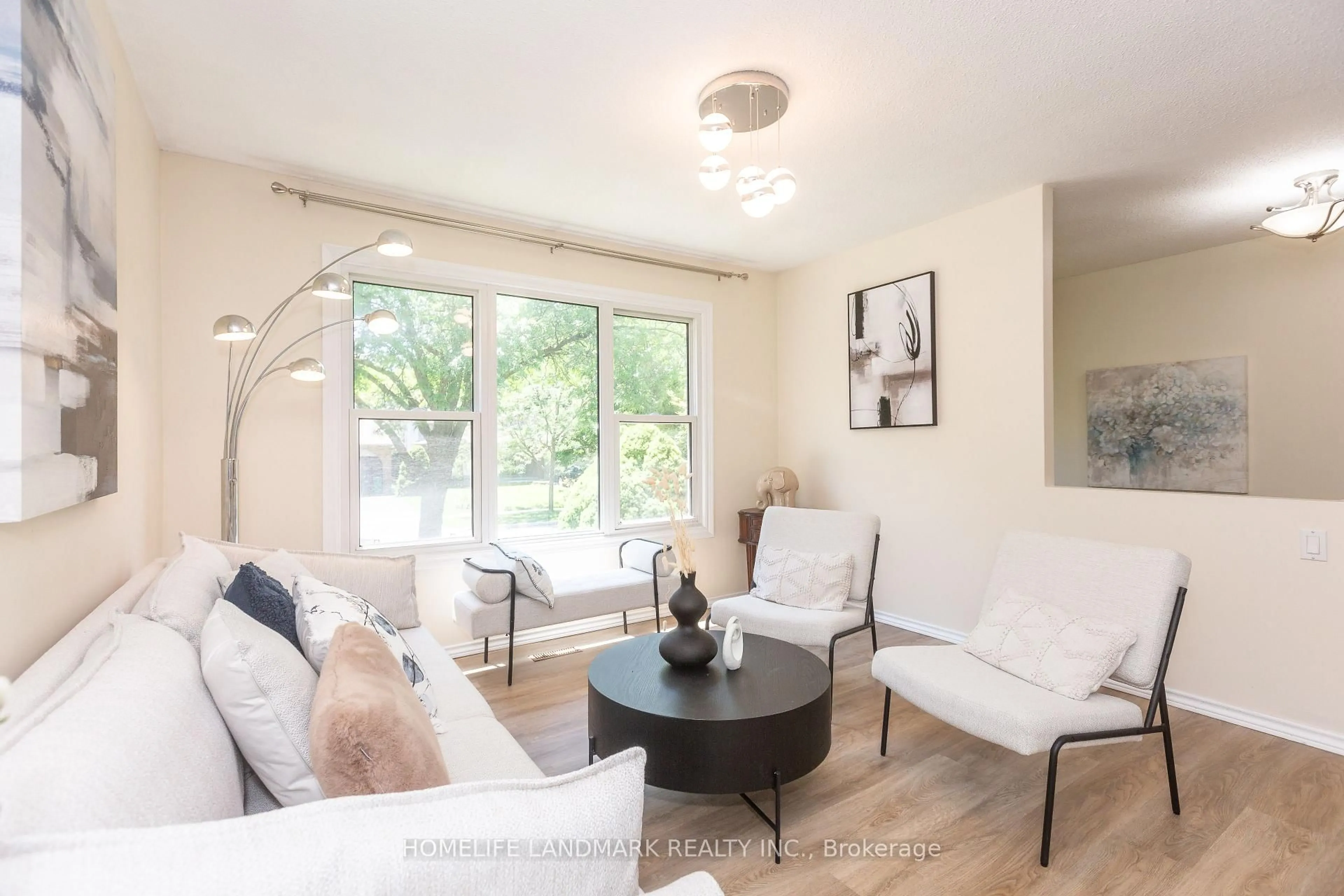 Living room with furniture, unknown for 3337 Rhonda Valy, Mississauga Ontario L5A 3G2
