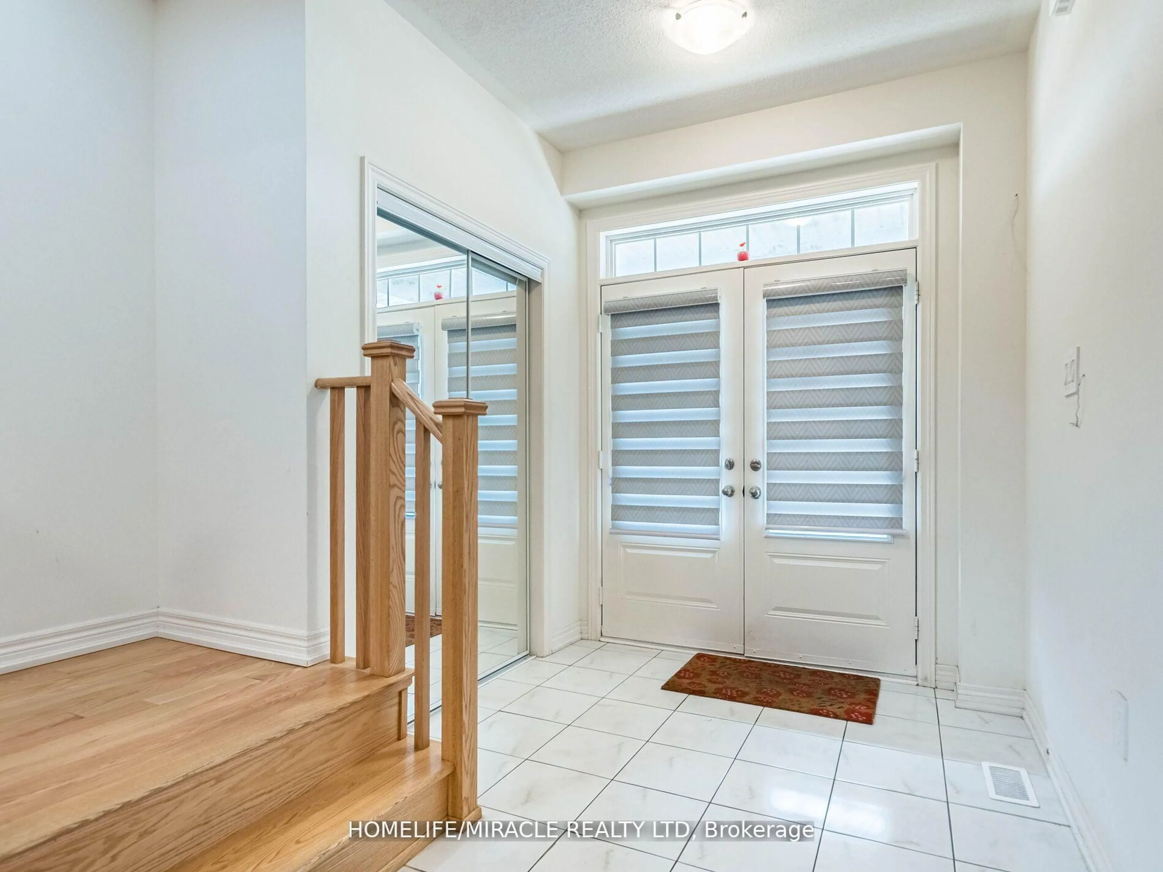 Indoor entryway for 35 Sail Rd, Brampton Ontario L7A 4W7
