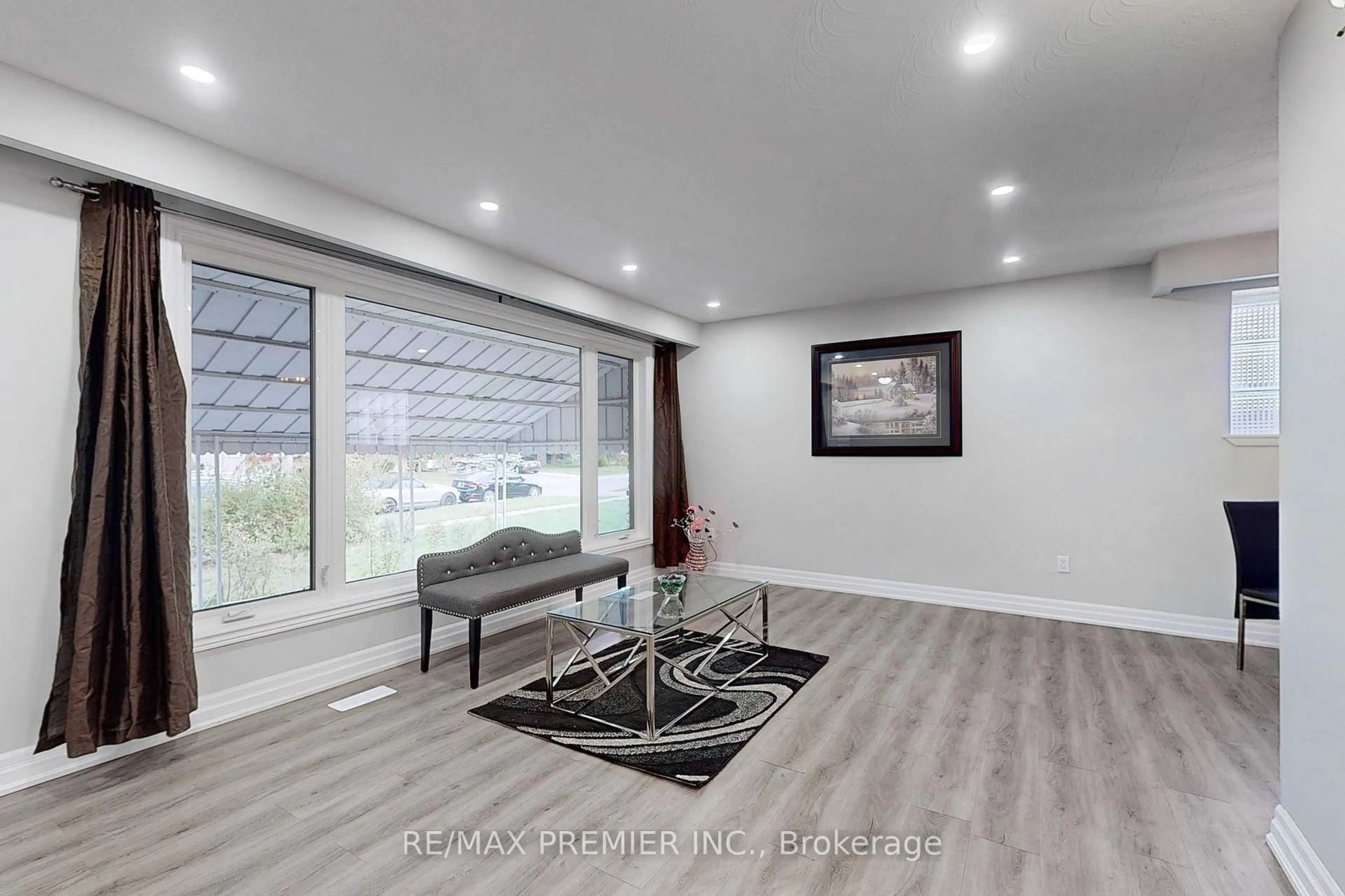 Living room with furniture, unknown for 3 Gretna Dr, Brampton Ontario L6X 2E4