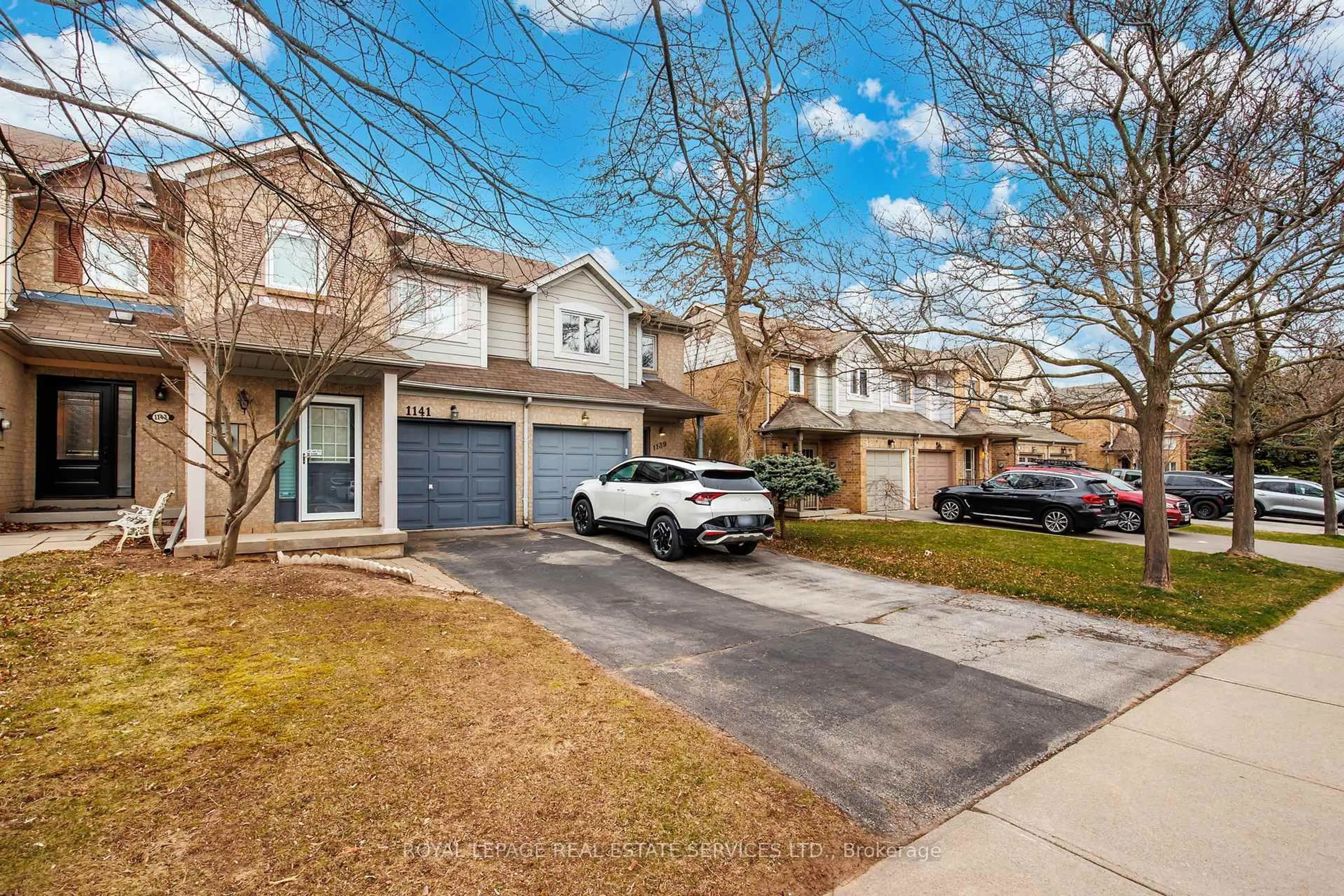 A pic from outside/outdoor area/front of a property/back of a property/a pic from drone, street for 1141 Westview Terr, Oakville Ontario L6M 3M1