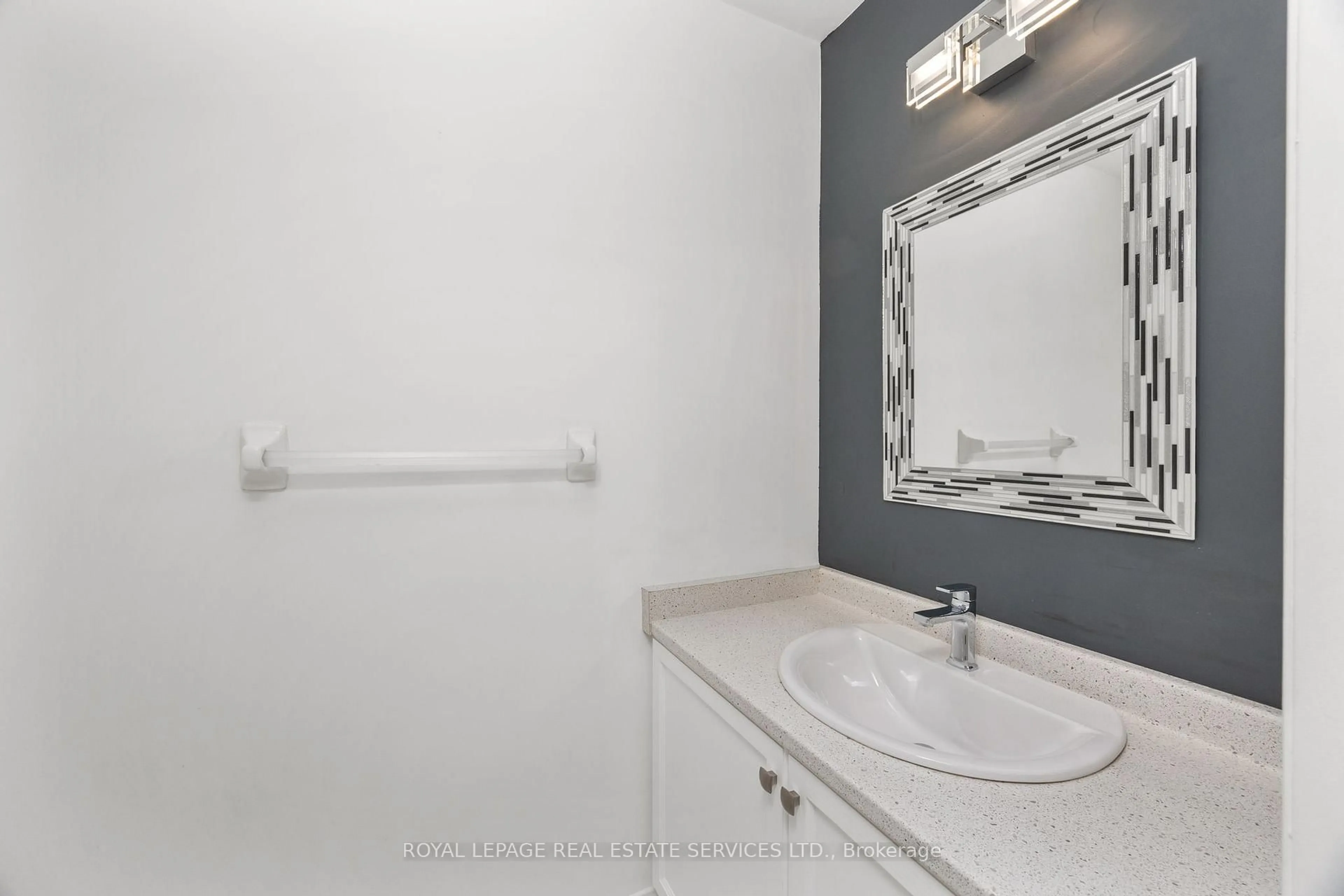 Standard bathroom, unknown for 1141 Westview Terr, Oakville Ontario L6M 3M1