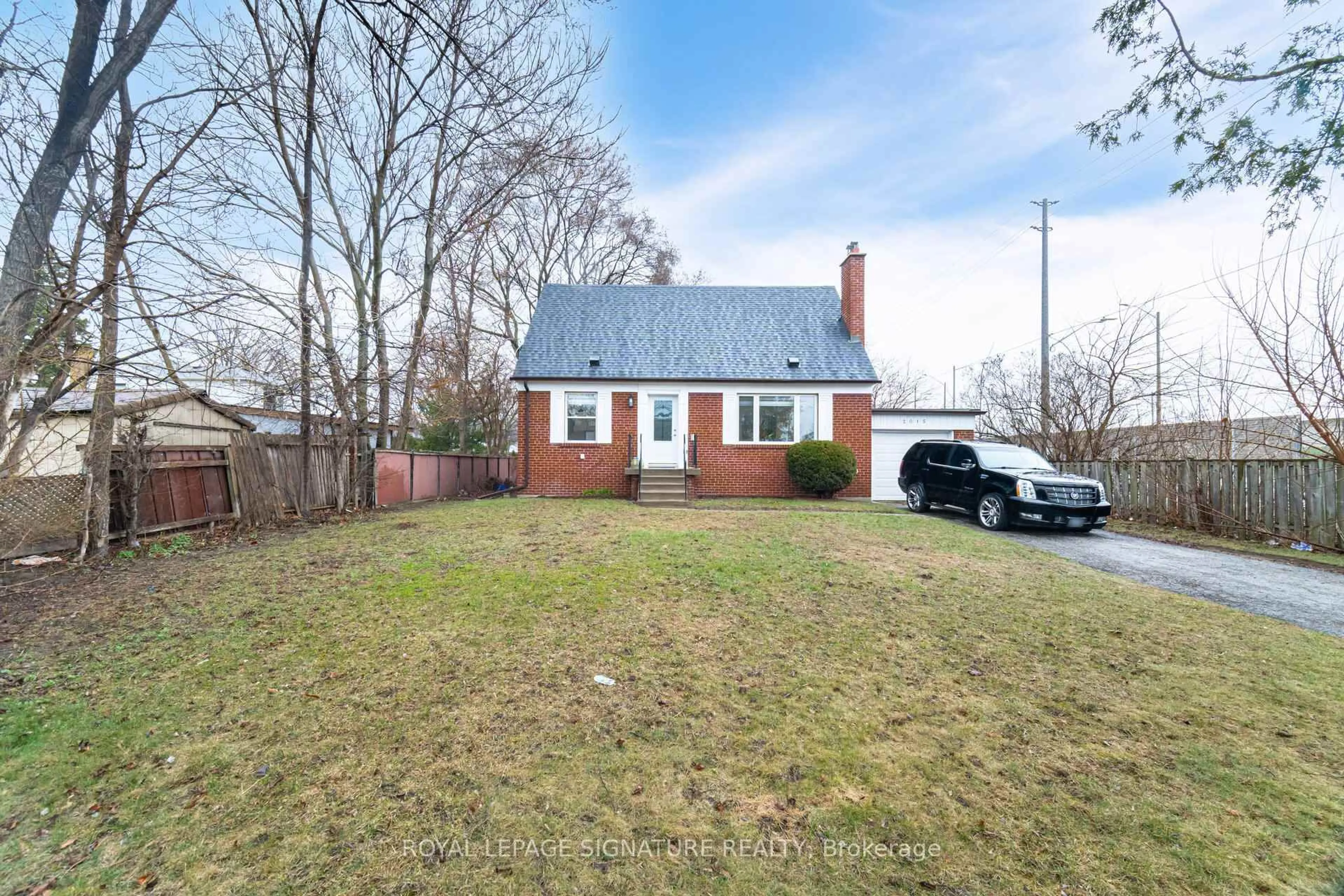 A pic from outside/outdoor area/front of a property/back of a property/a pic from drone, street for 2015 Stanfield Rd, Mississauga Ontario L4Y 1R2