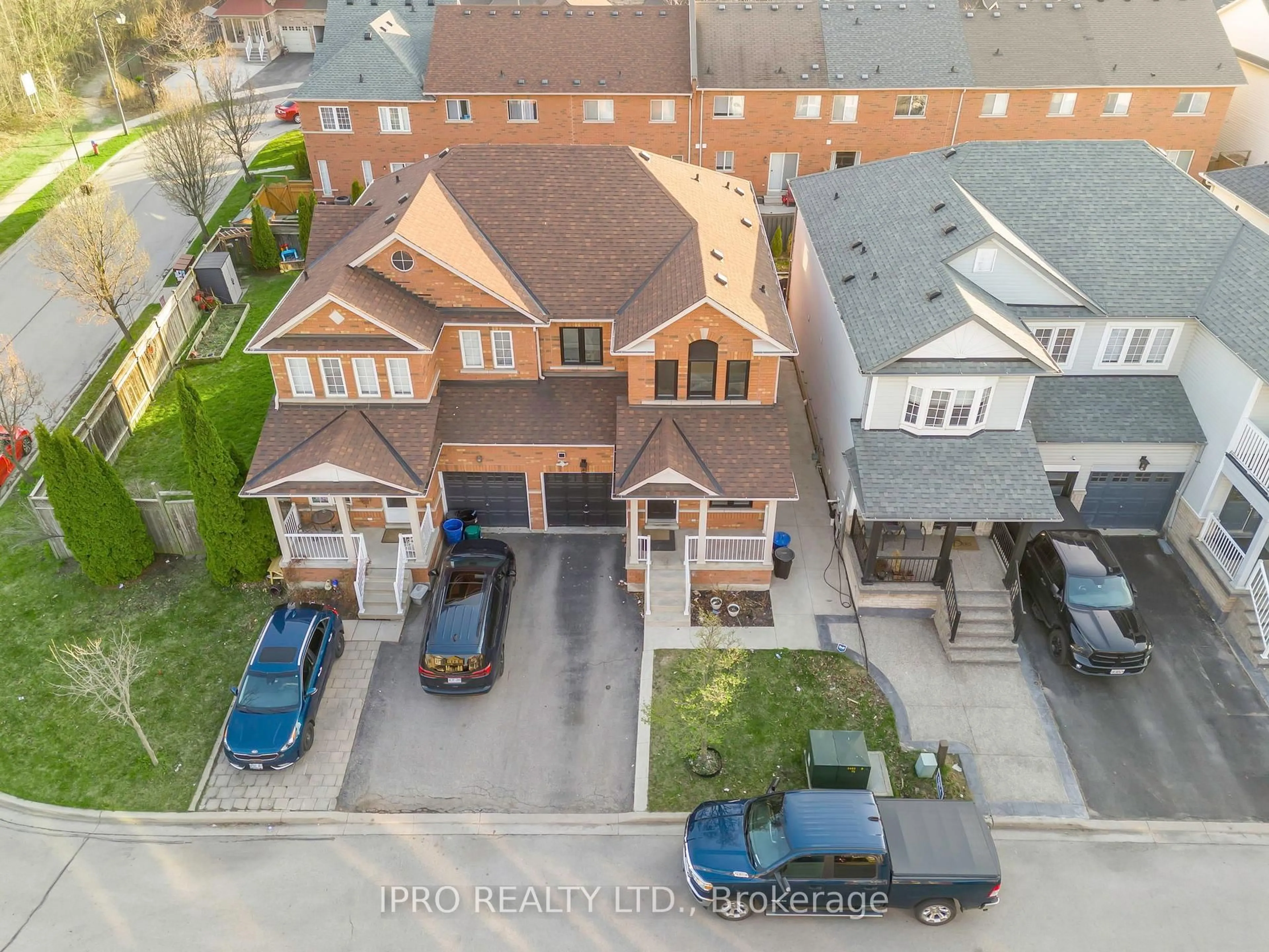 A pic from outside/outdoor area/front of a property/back of a property/a pic from drone, street for 147 Waters Blvd, Milton Ontario L9T 6K5