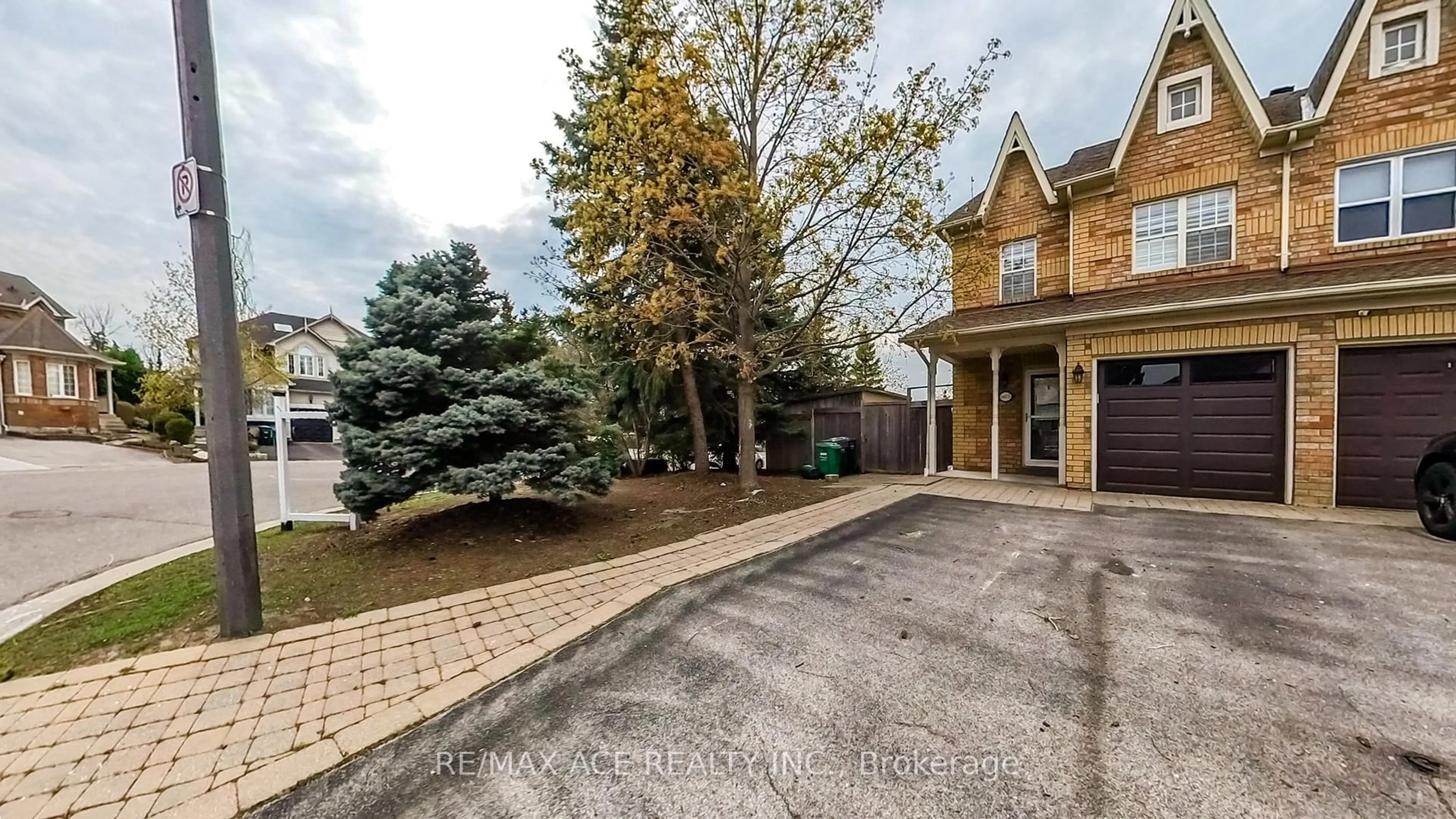 Patio, street for 6873 Shade House Crt, Mississauga Ontario L5W 1C3