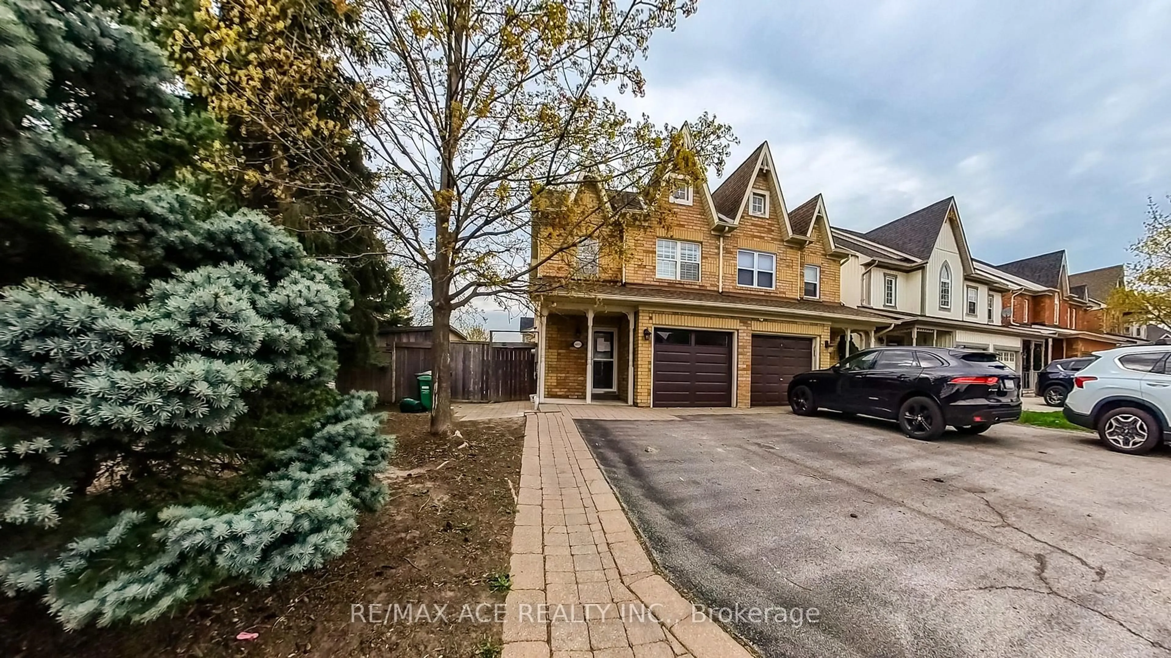 Home with brick exterior material, street for 6873 Shade House Crt, Mississauga Ontario L5W 1C3