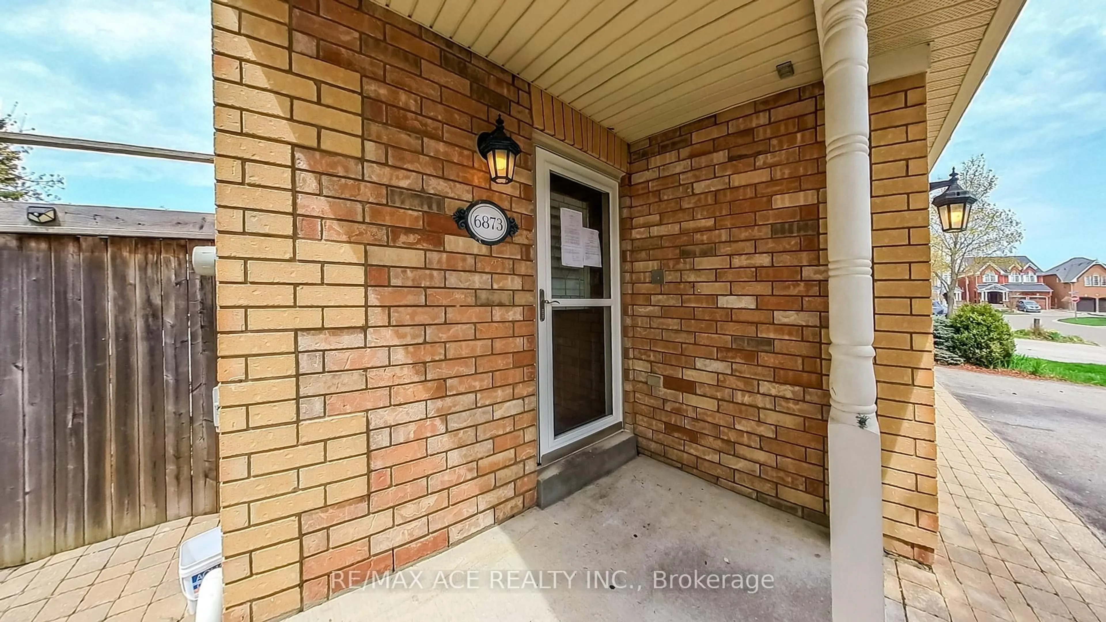 Indoor entryway for 6873 Shade House Crt, Mississauga Ontario L5W 1C3