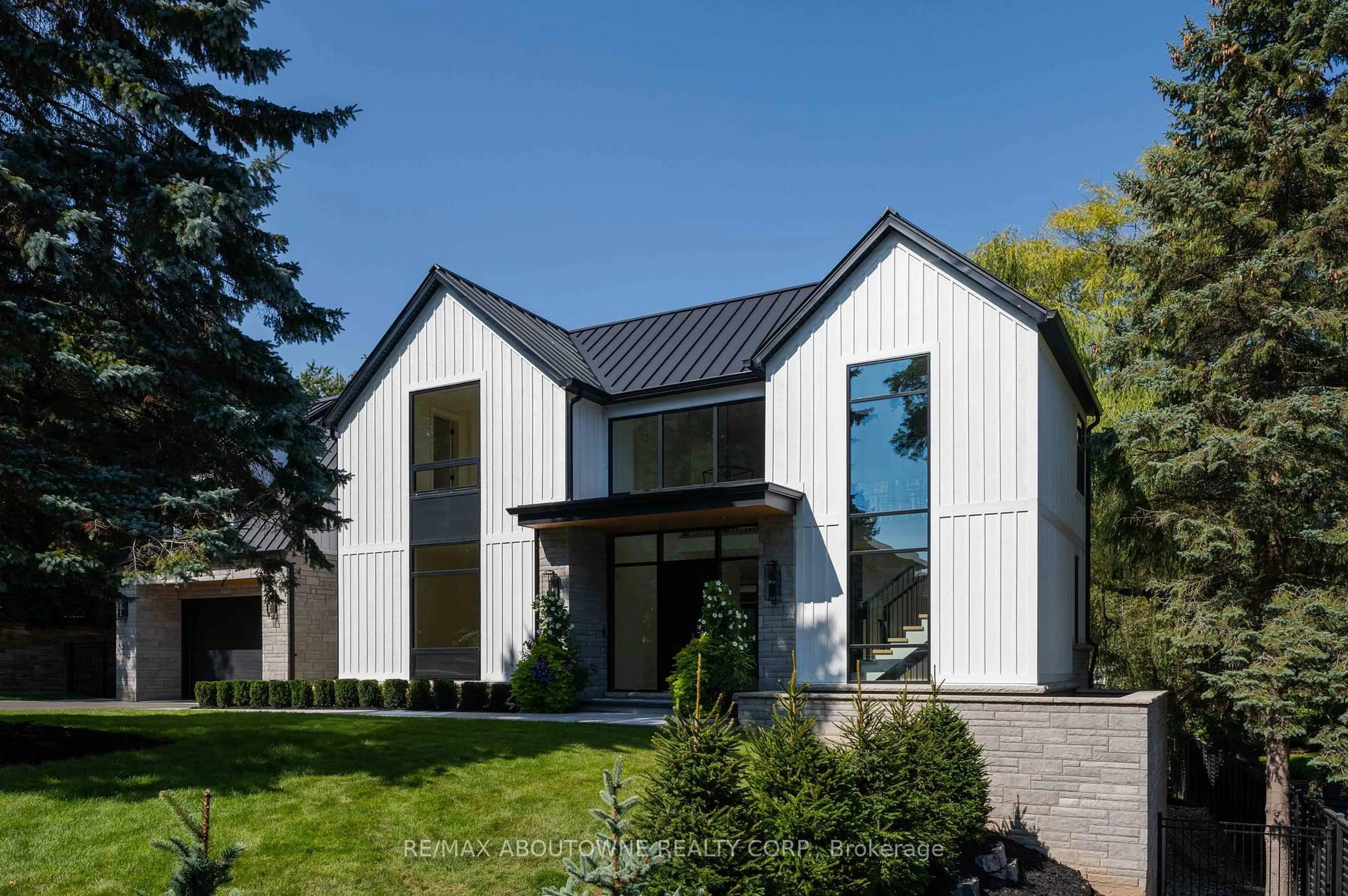 Home with vinyl exterior material, street for 233 Lakewood Dr, Oakville Ontario L6K 1B3