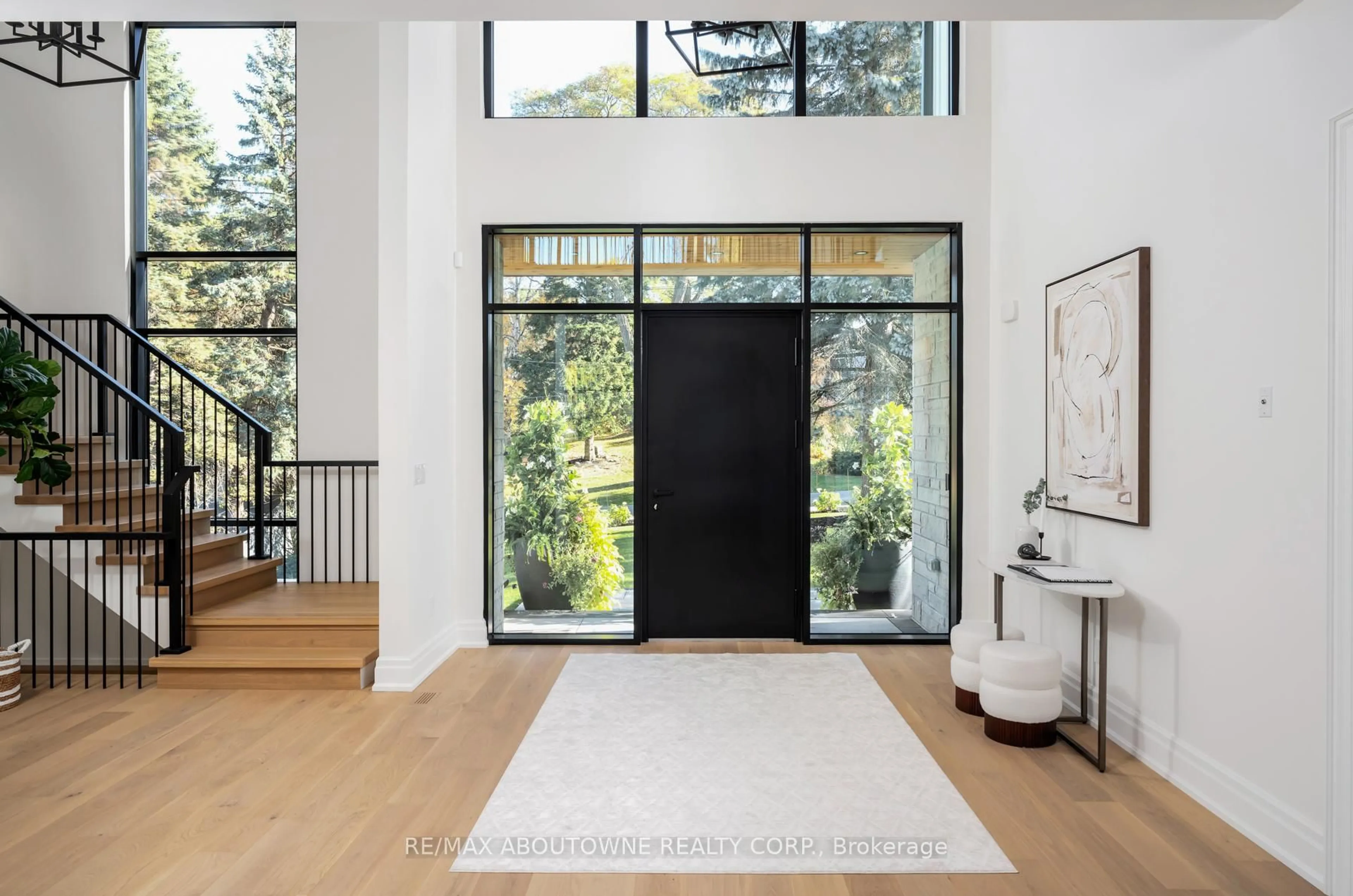 Indoor entryway for 233 Lakewood Dr, Oakville Ontario L6K 1B3