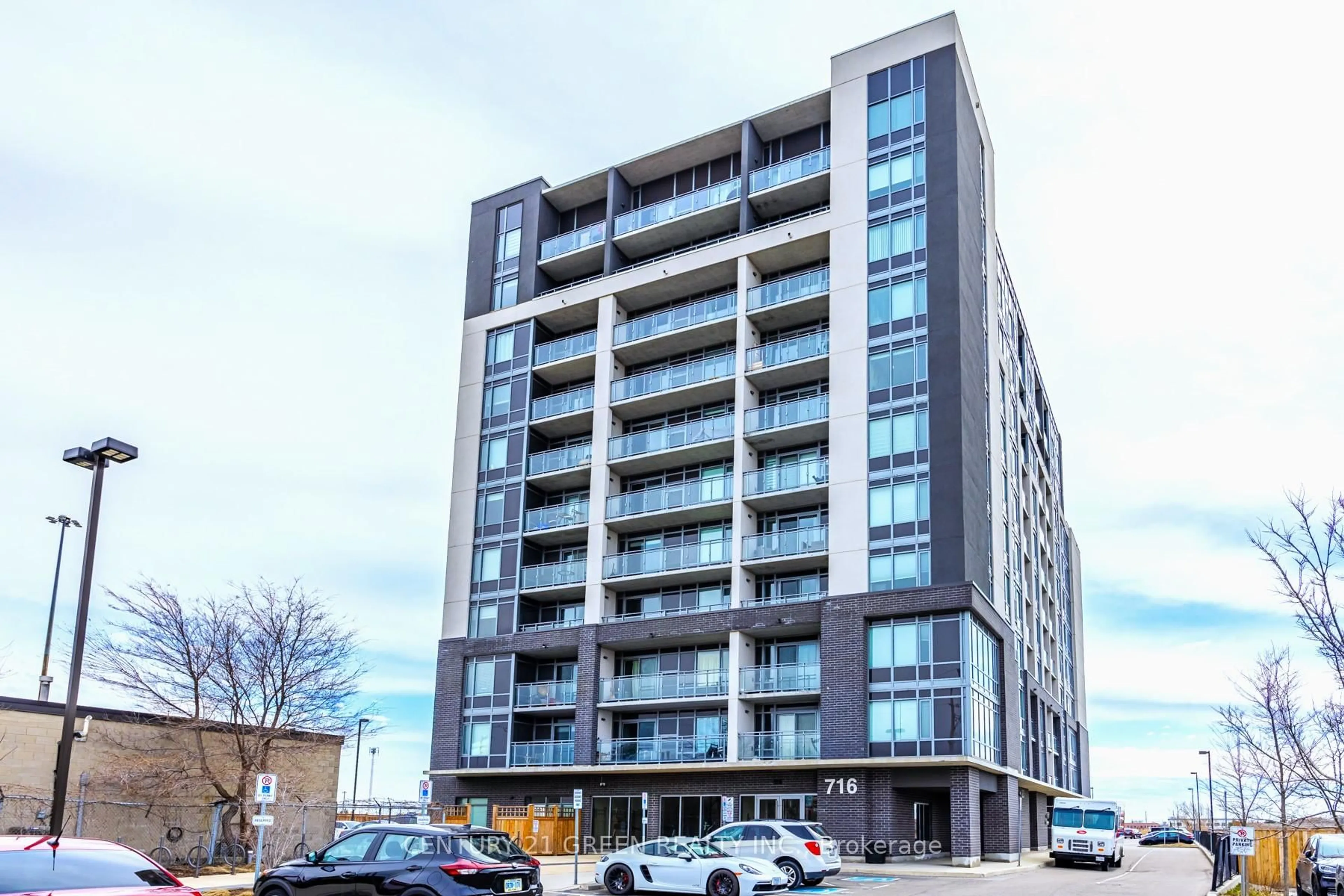 A pic from outside/outdoor area/front of a property/back of a property/a pic from drone, building for 716 Main St #402, Milton Ontario L9T 3P6