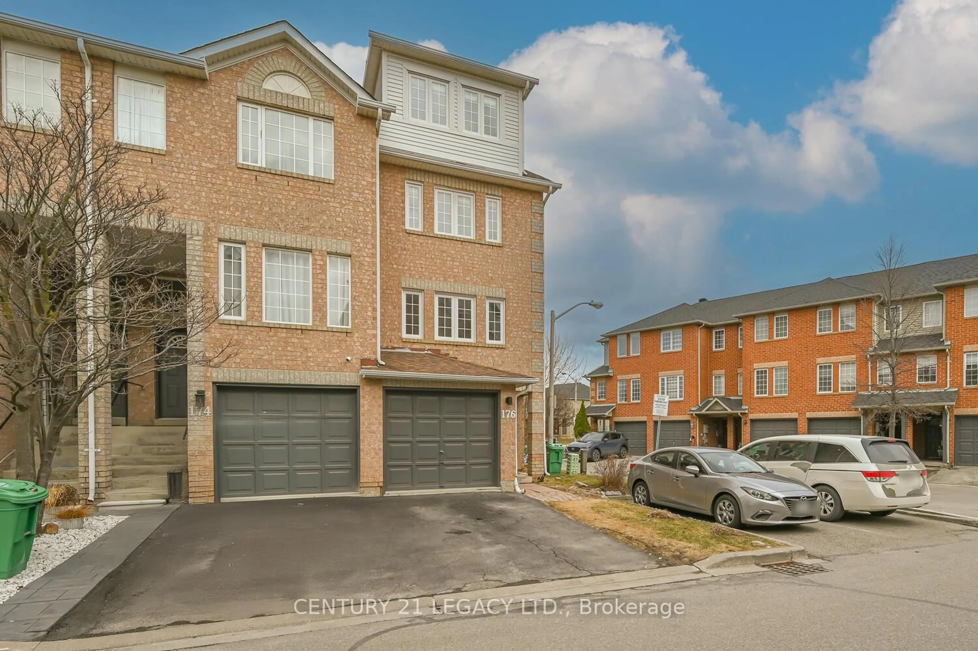 Home with brick exterior material, street for 176 Spadina Rd, Brampton Ontario L6X 4X6